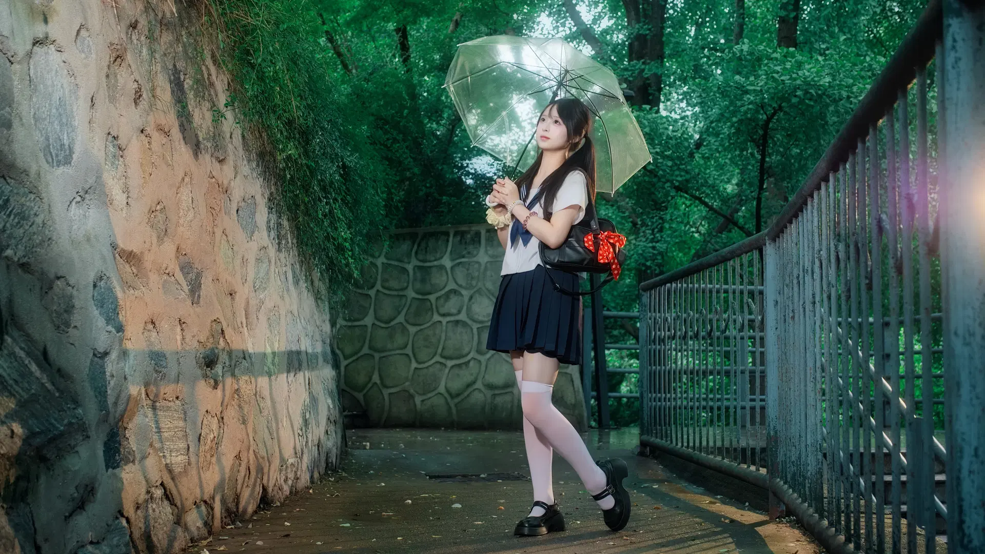 雨上がりの階段に佇むセーラー服JK制服ポートレート - Schmidt_R2_Schilling - 7枚目
