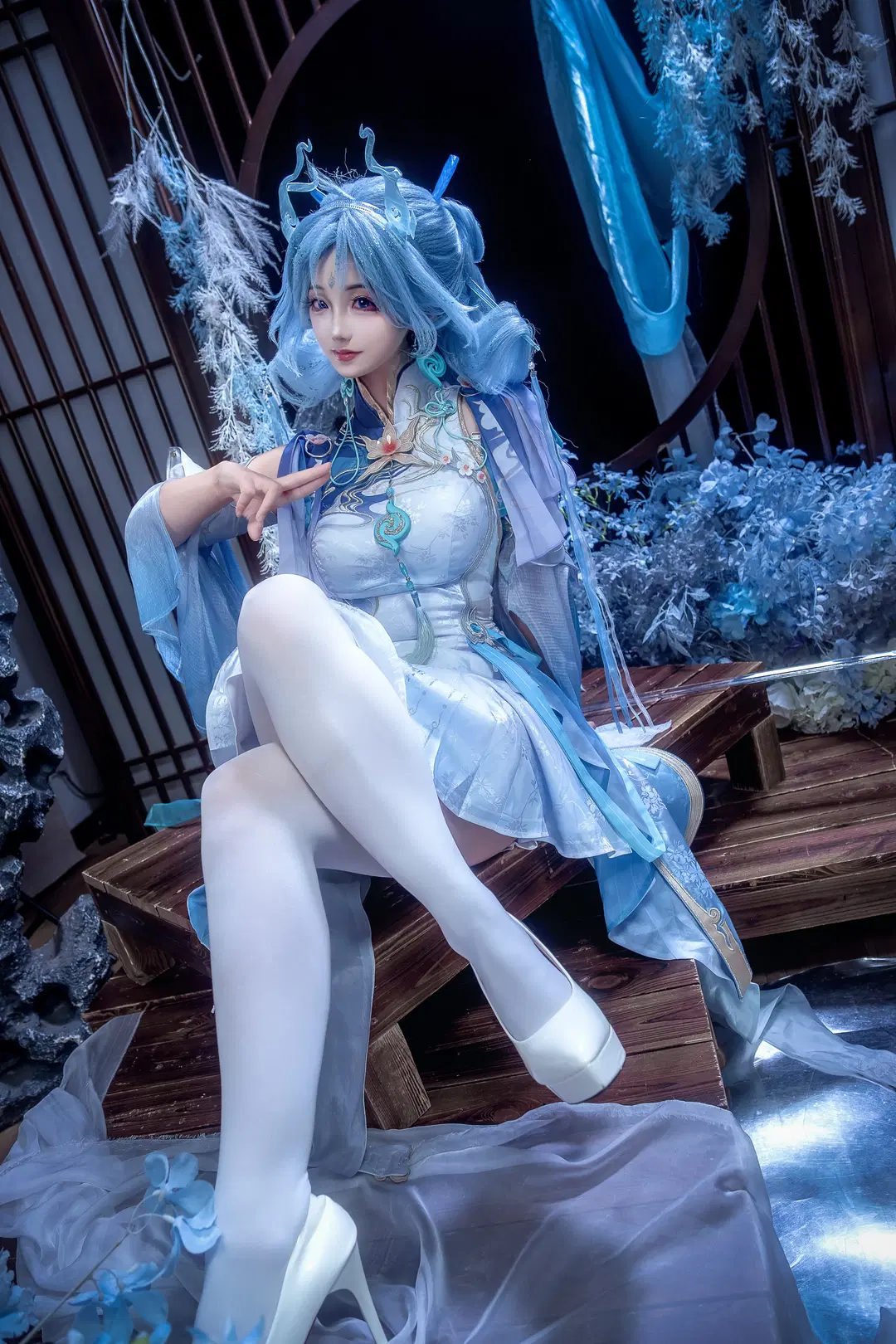 [Qingxiao cosplay] Wuthering Waves Traditional Chinese Style White Stockings Look: Distant Misty Clouds and the Chime of the Heart Sword by Schmidt_R2_Schilling - Image 2