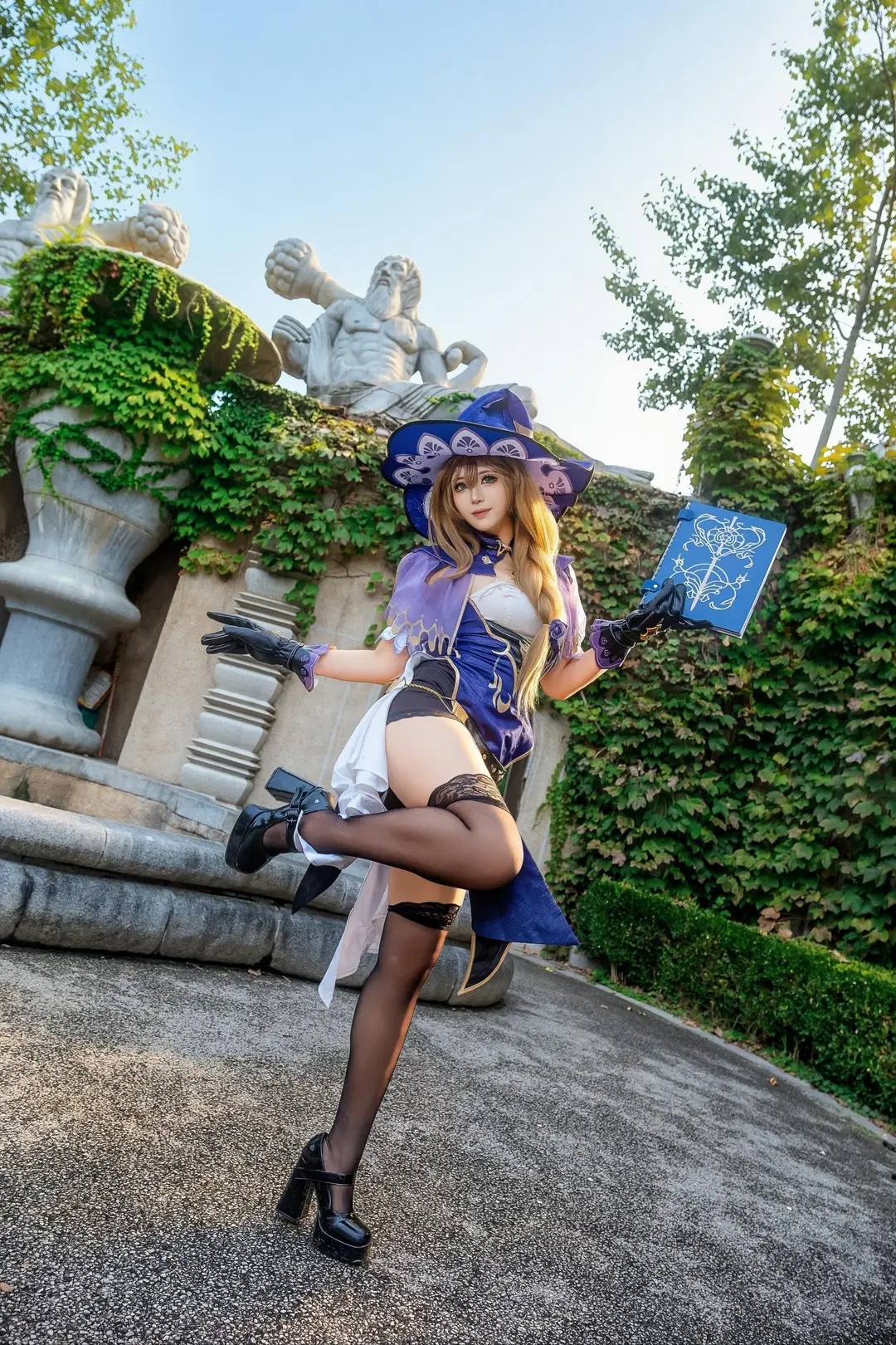 【丽莎cos】原神魔法使的外景记录，紫玫瑰与旧书的奇妙碰撞 - Schmidt_R2_Schilling - 第7张