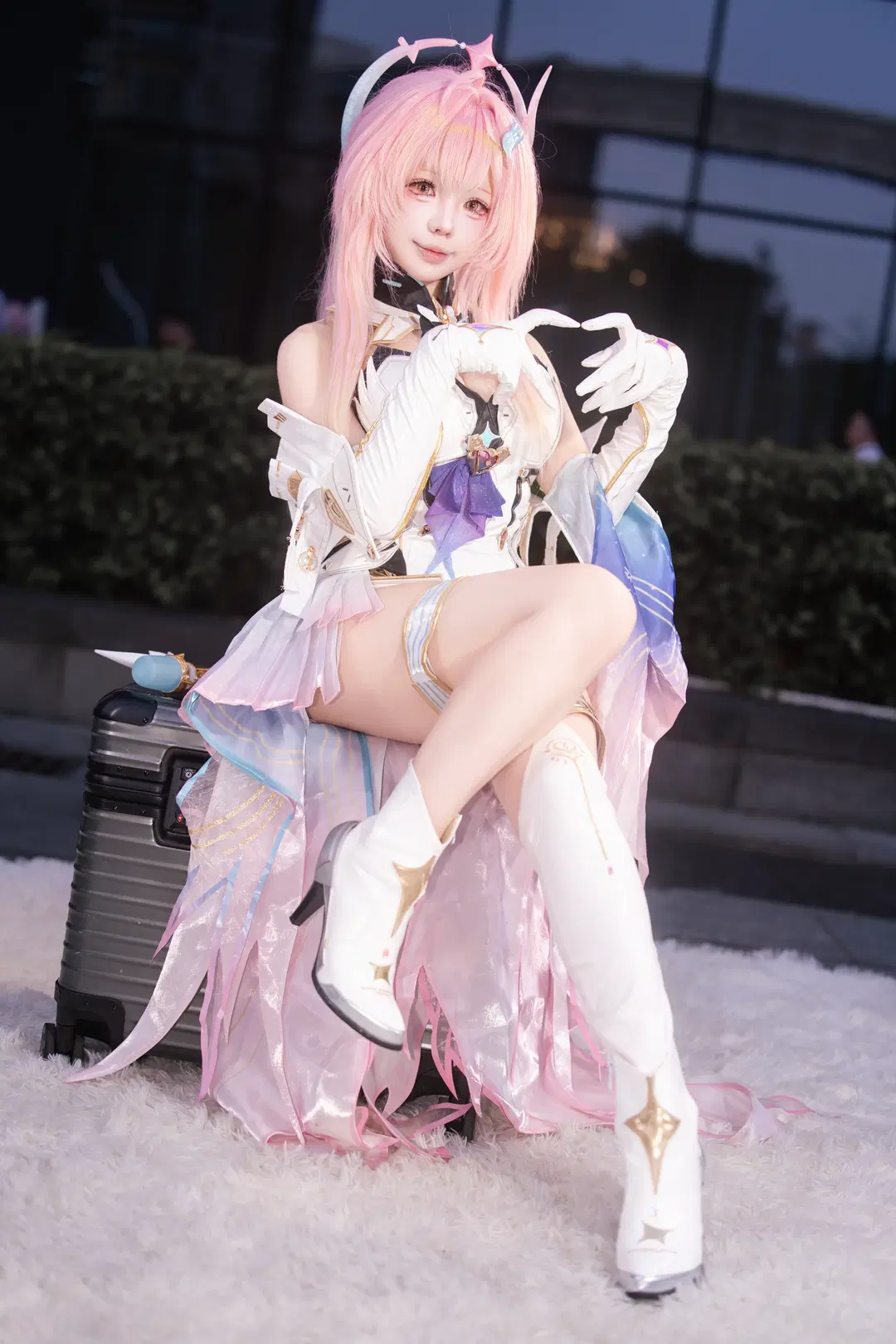 【爱弥斯cos】鸣潮粉发少女带你逛cicf漫展 - 桌了个子（摄影版） - 第3张