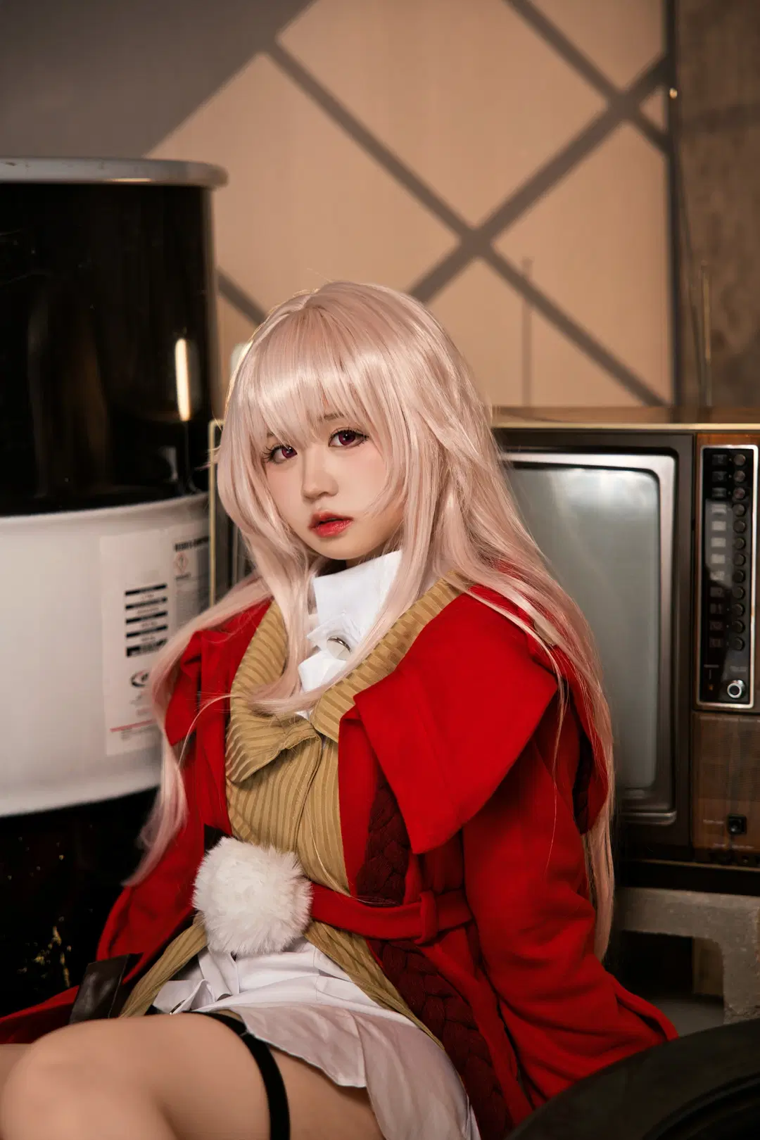 [Clara cosplay] Encountering Honkai: Star Rail in an Abandoned Garage