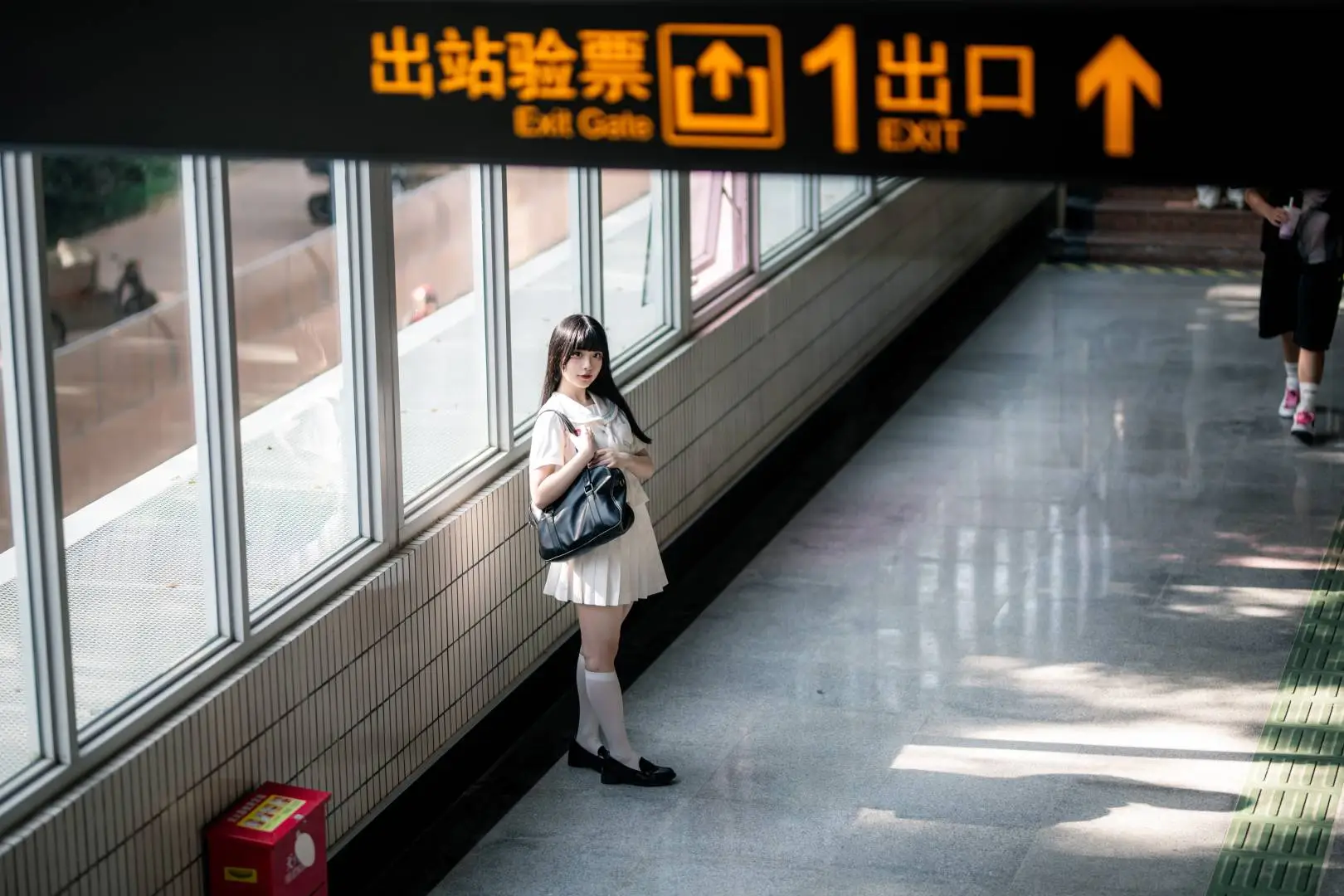 日系JK制服地铁站写真，感受日常校园氛围 - mile7758 - 第7张