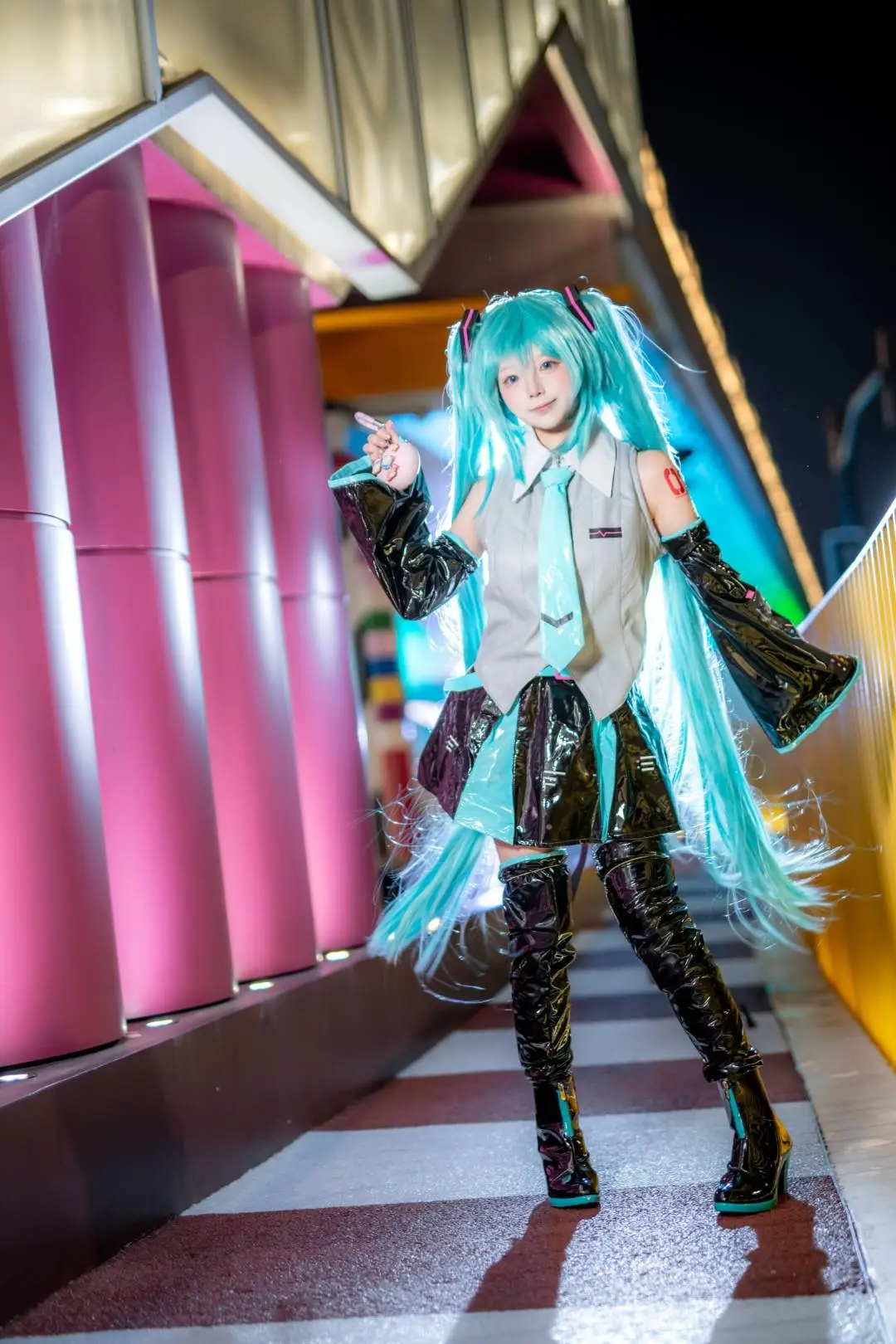 【初音ミク コスプレ】上海の夜景にきらめく艶やかなツインテール - mile7758 - 3枚目
