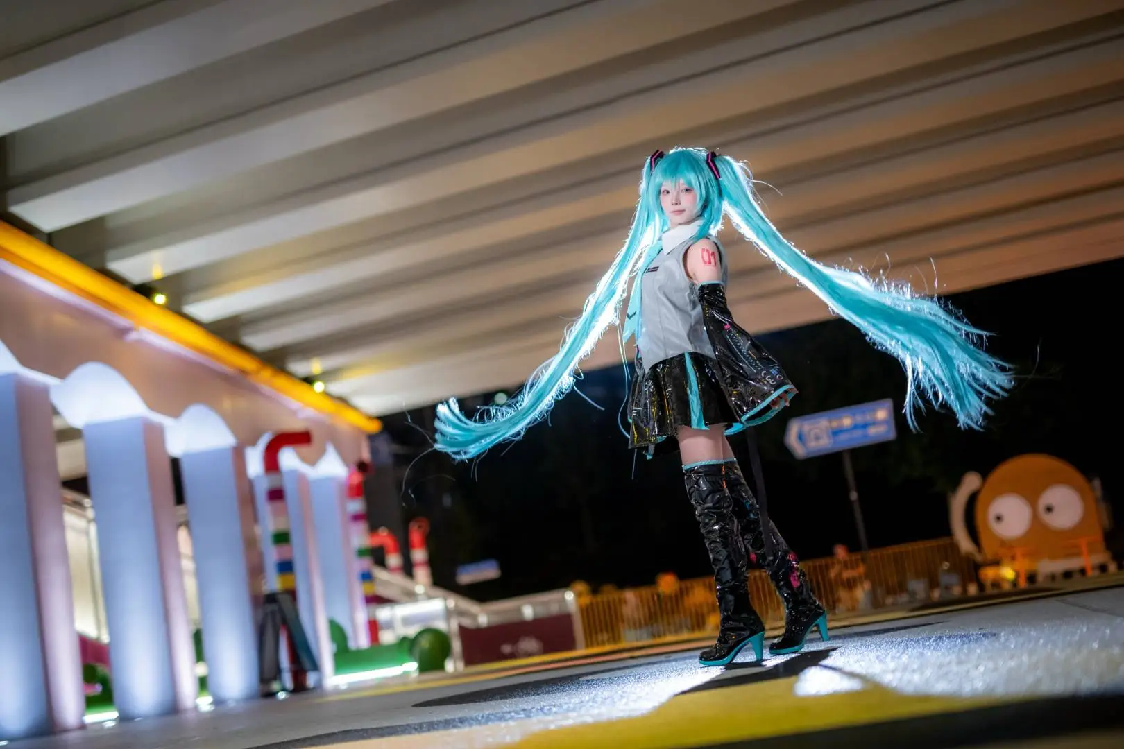 【初音ミク コスプレ】上海の夜景にきらめく艶やかなツインテール - mile7758 - 5枚目