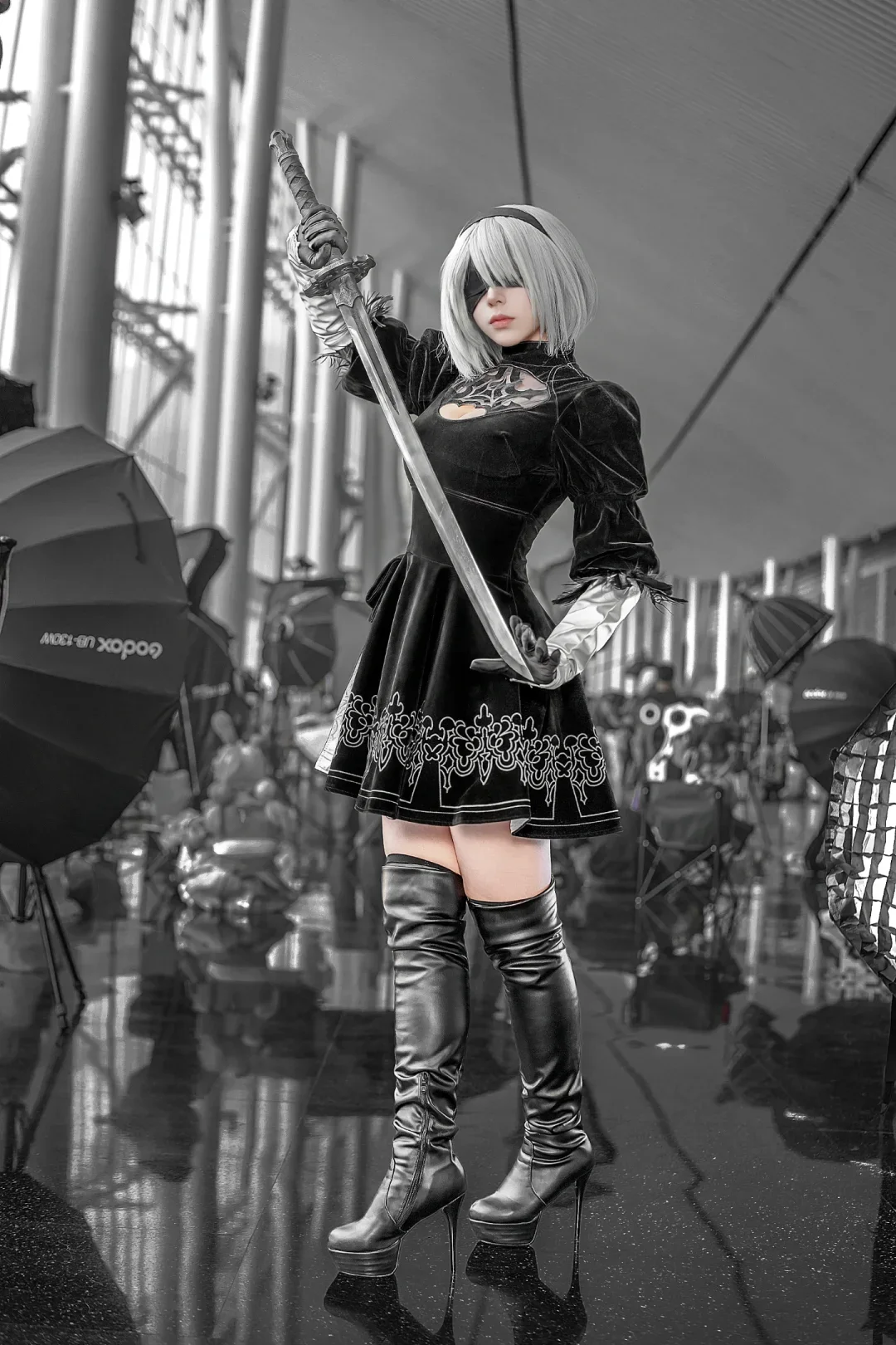 【2Bコスプレ】『ニーア オートマタ』イベント写真：モノクロフィルターに浮かぶ冷艶な刃 - 鸽子 - 2枚目