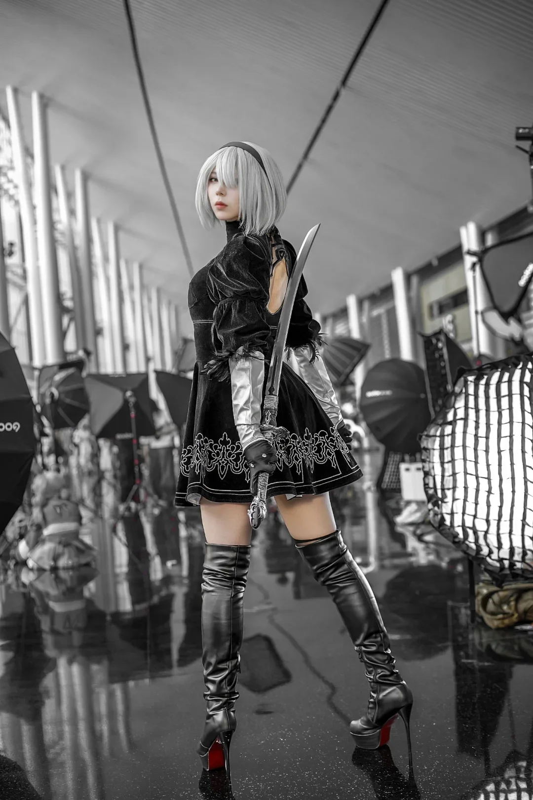 イベント撮影, ニーア オートマタ, 2Bコスプレ, 銀髪少女, 黒ストッキングとロングブーツ