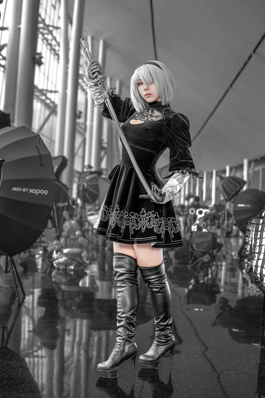 【2Bコスプレ】『ニーア オートマタ』イベント写真：モノクロフィルターに浮かぶ冷艶な刃 - 鸽子 - 4枚目