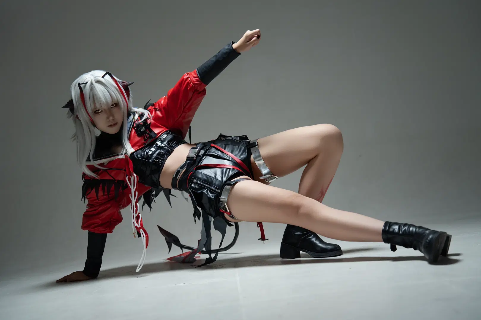[Wishadel cosplay] Arknights red-and-black techwear white studio shoot record by 硫酸铅沉淀（想拍正片版 - Image 3