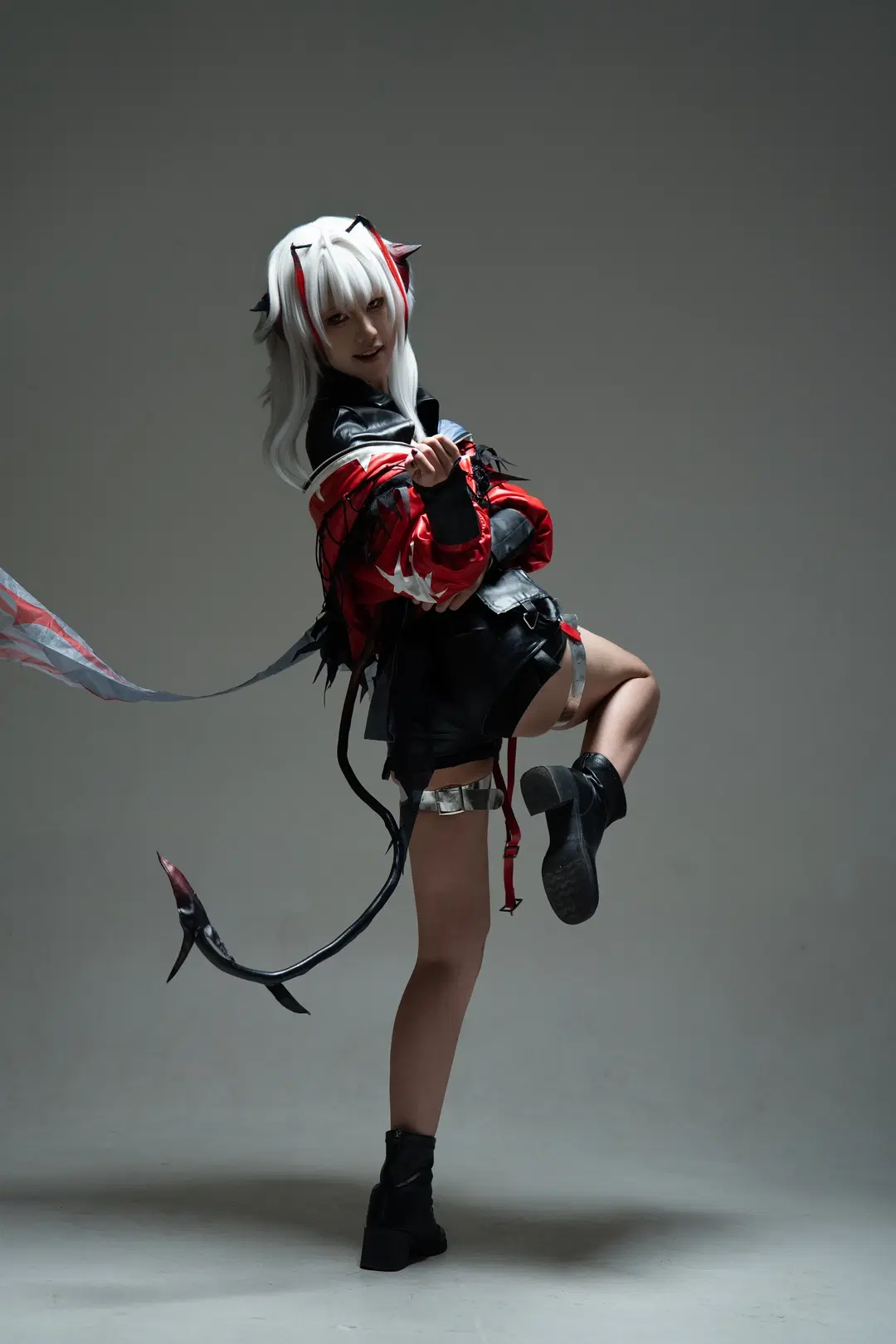 [Wishadel cosplay] Arknights red-and-black techwear white studio shoot record by 硫酸铅沉淀（想拍正片版 - Image 4