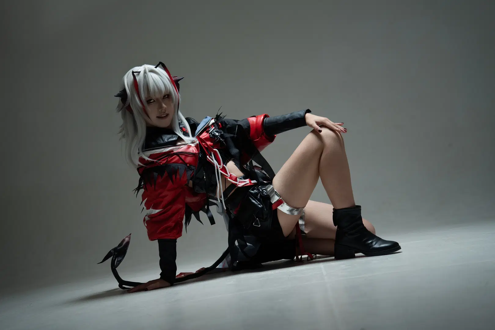 [Wishadel cosplay] Arknights red-and-black techwear white studio shoot record by 硫酸铅沉淀（想拍正片版 - Image 6
