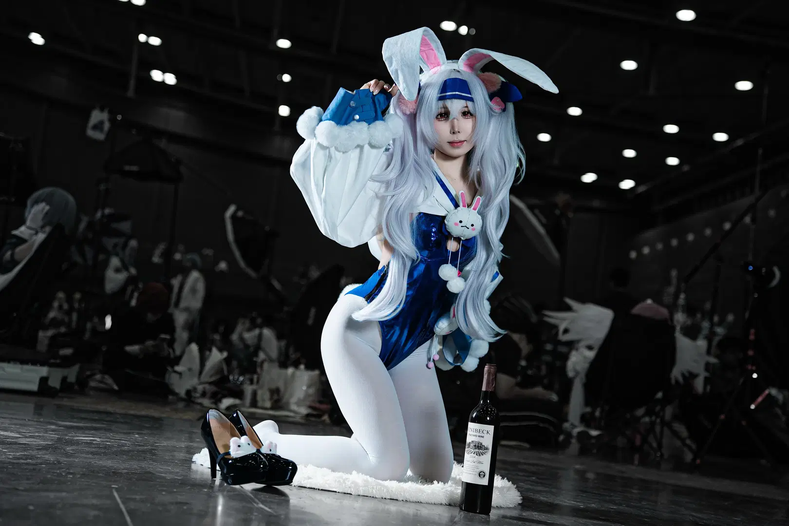 【ラフィーII コスプレ】『アズールレーン』バニーガール、赤ワインを携えたイベント写真 - 硫酸铅沉淀（想拍正片版 - 10枚目