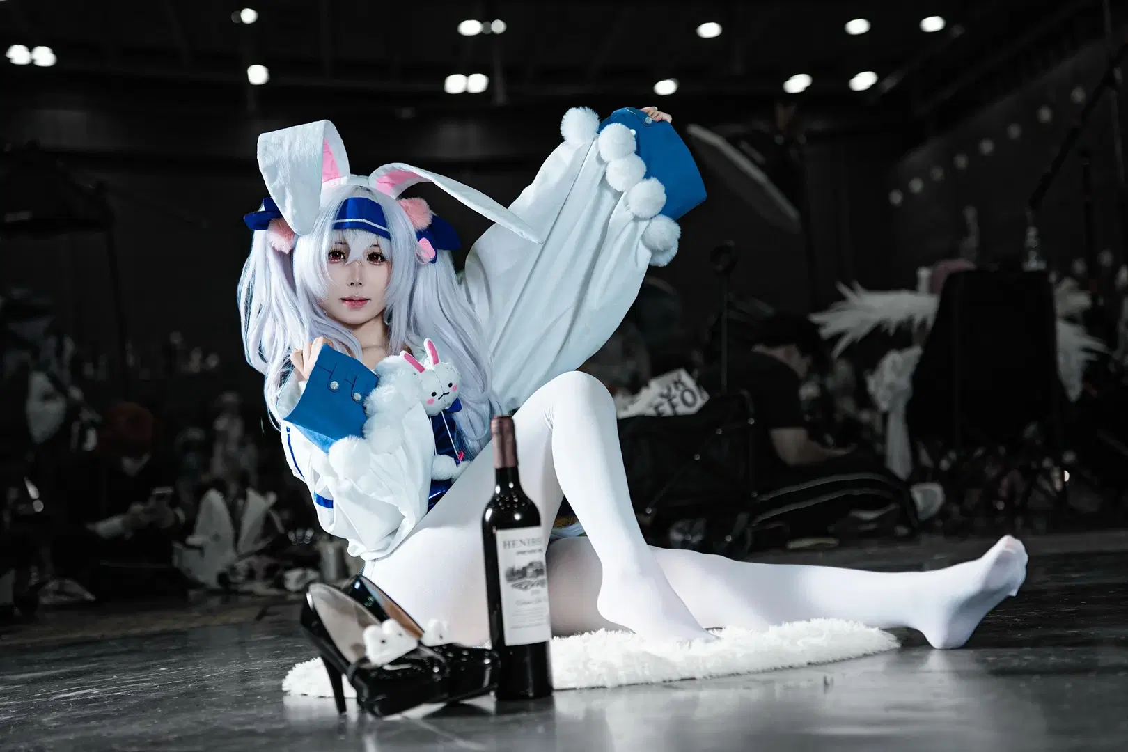 【ラフィーII コスプレ】『アズールレーン』バニーガール、赤ワインを携えたイベント写真 - 硫酸铅沉淀（想拍正片版 - 2枚目