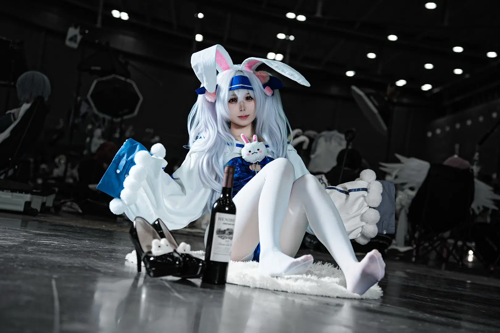 【ラフィーII コスプレ】『アズールレーン』バニーガール、赤ワインを携えたイベント写真 - 硫酸铅沉淀（想拍正片版 - 3枚目