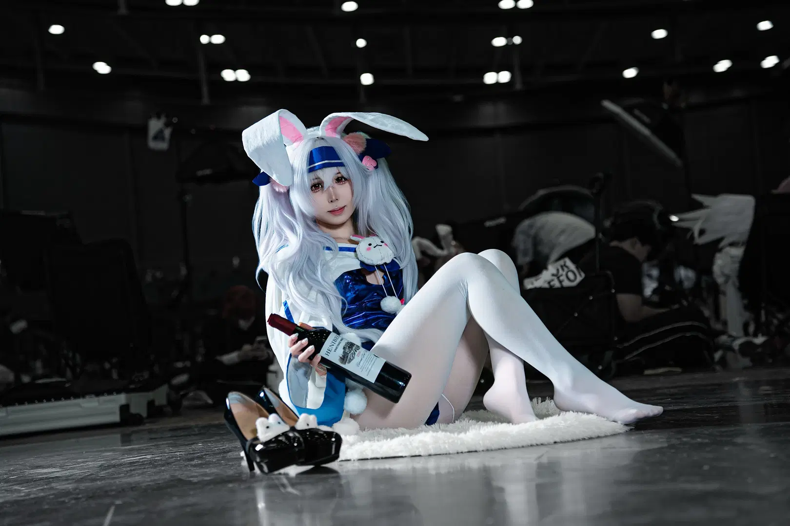 【ラフィーII コスプレ】『アズールレーン』バニーガール、赤ワインを携えたイベント写真 - 硫酸铅沉淀（想拍正片版 - 5枚目