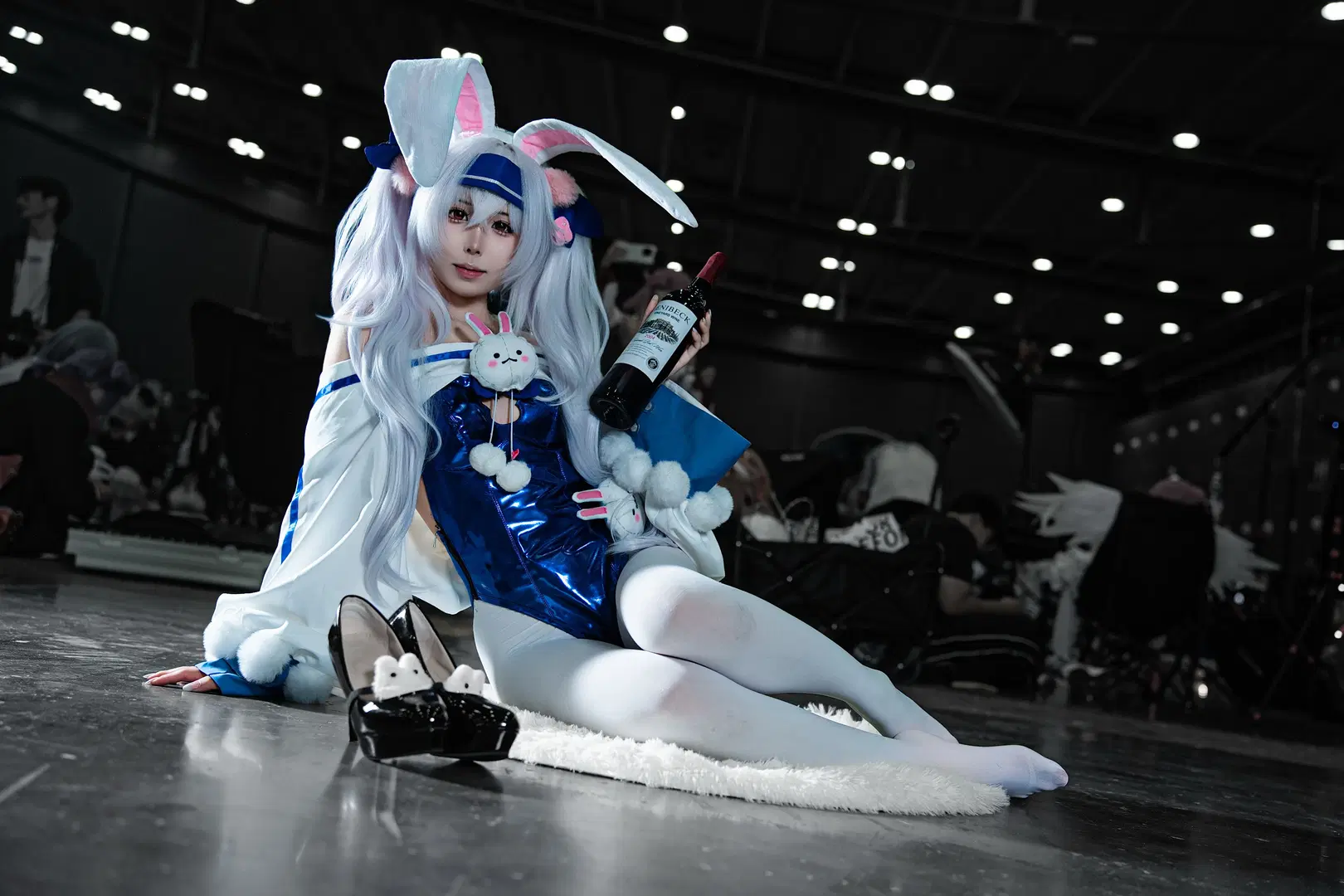 【ラフィーII コスプレ】『アズールレーン』バニーガール、赤ワインを携えたイベント写真 - 硫酸铅沉淀（想拍正片版 - 6枚目