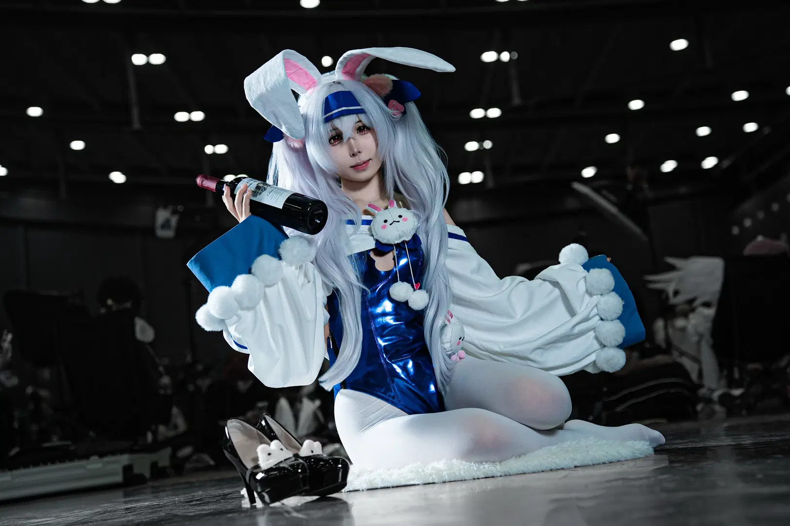 【ラフィーII コスプレ】『アズールレーン』バニーガール、赤ワインを携えたイベント写真 - 硫酸铅沉淀（想拍正片版 - 7枚目