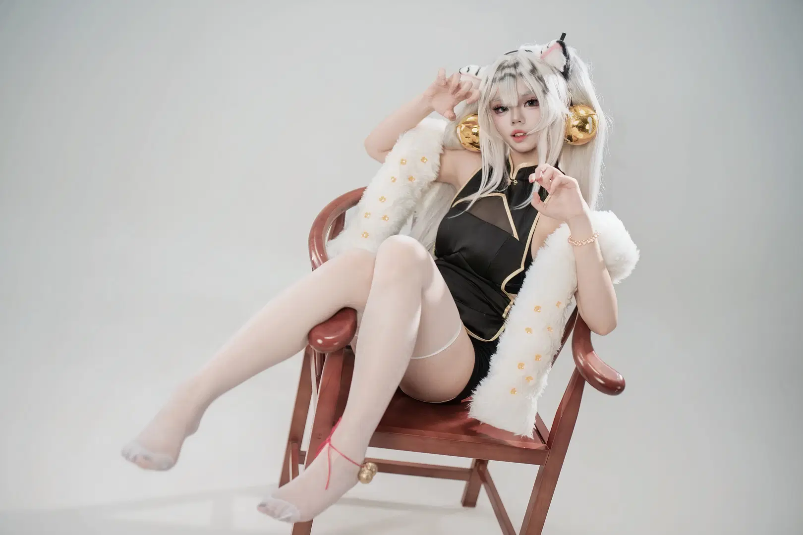 二次元cosplay, 白虎娘cos, 棚拍人像, 白丝袜, 兽耳旗袍