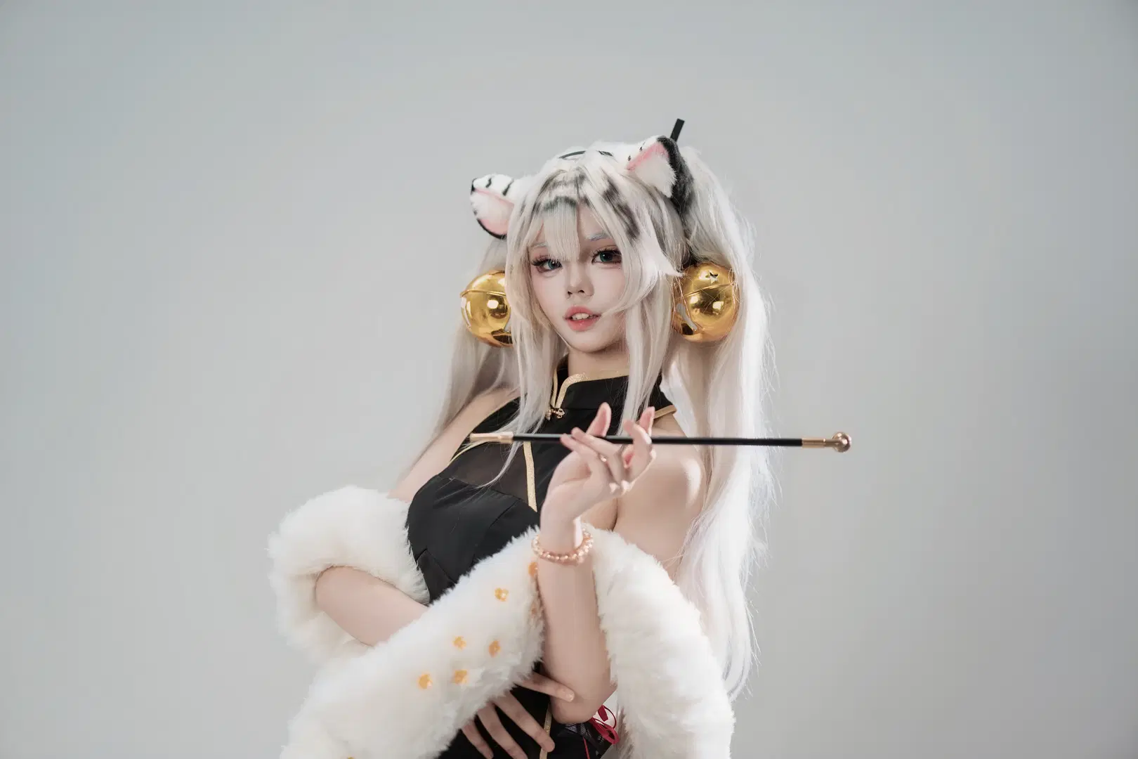 【白虎娘 コスプレ】毛皮のショールと黒金のチャイナドレスの衝突記録 - 二先生 - 2枚目