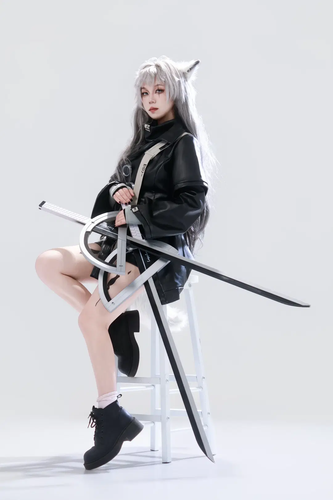 【拉普兰德cos】明日方舟的狂野狼魂，黑皮衣大剑造型正片 - Little Z - 第2张