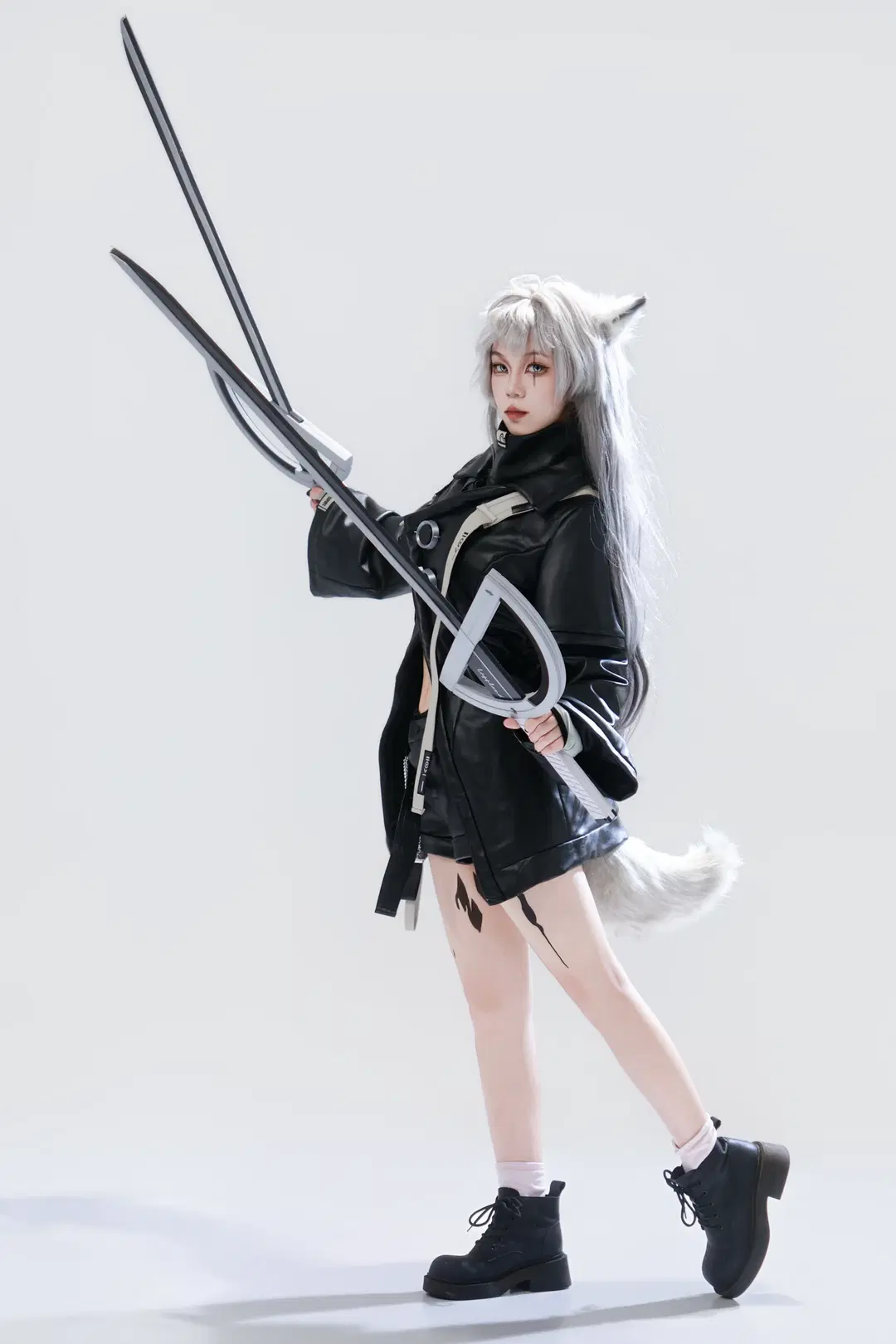 【拉普兰德cos】明日方舟的狂野狼魂，黑皮衣大剑造型正片 - Little Z - 第6张