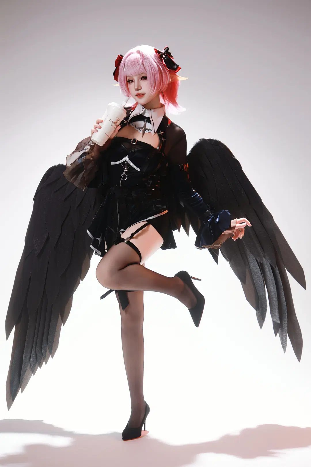 [Remielle cosplay] Shoot experience with Zenless Zone Zero's dark-style giant wings by Little Z - Image 5