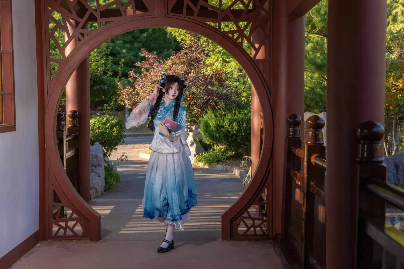 [Xishi cosplay] Honor of Kings Poetic Rain in Jiangnan: A Gentle Gaze in a Jiangnan Garden by Aoi葵 - Image 2
