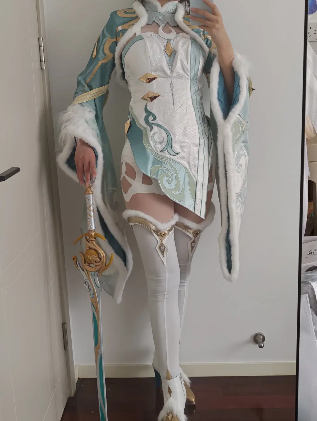 Cyan-and-White Fantasy Style Fitting, the Fit of This Gear is Absolutely Incredible