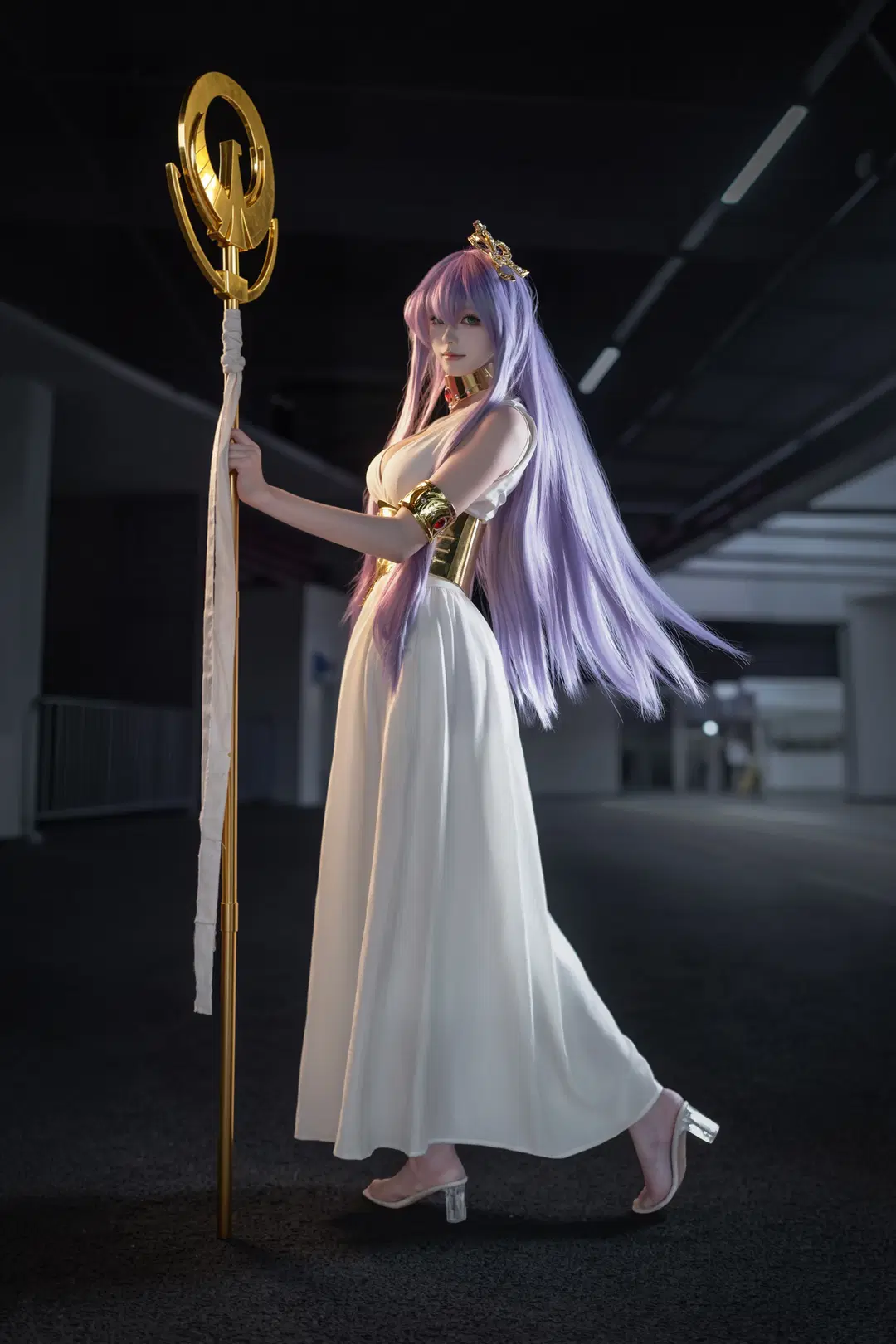 【雅典娜cos】聖鬥士星矢的戰神女孩，金色法杖與白裙的完美結合 - 海海📸 - 第2張