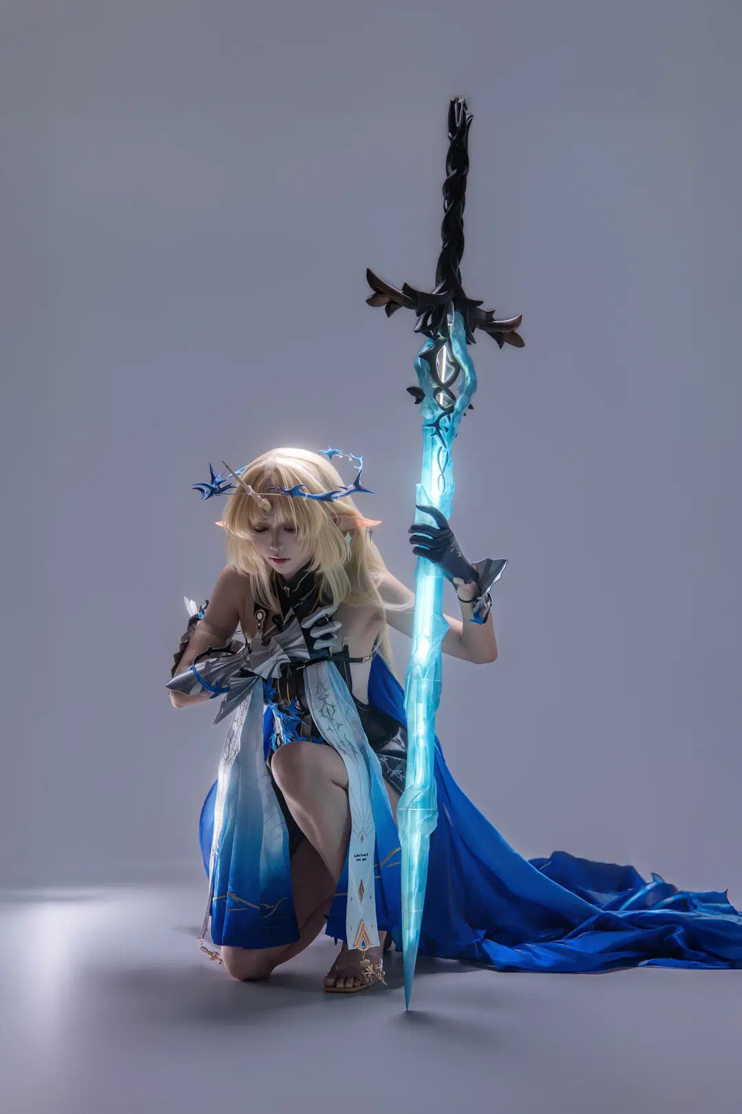 【フルールドリス コスプレ】『鳴潮』ポーズ参考：青黒のグラデーションと巨大な幻の剣の衝突 - 海海📸 - 12枚目