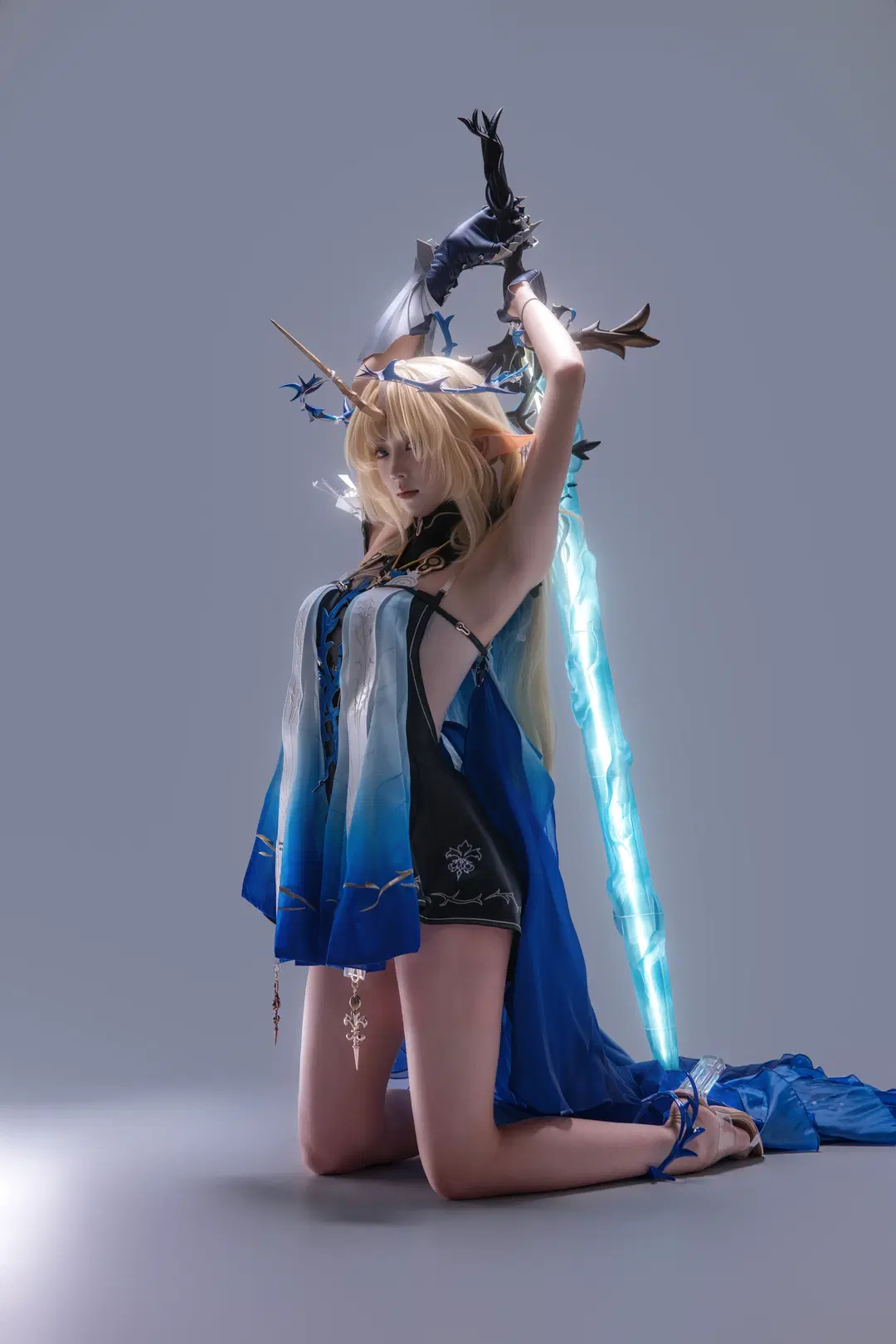 【フルールドリス コスプレ】『鳴潮』ポーズ参考：青黒のグラデーションと巨大な幻の剣の衝突 - 海海📸 - 5枚目