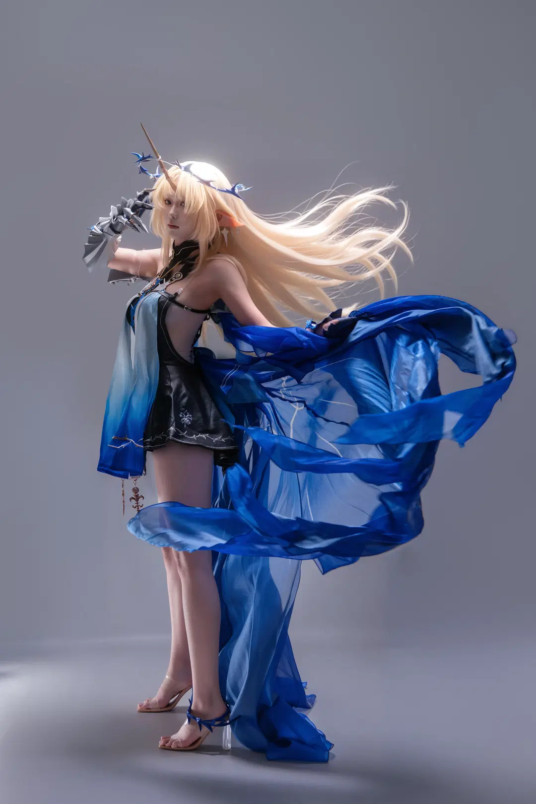 【フルールドリス コスプレ】『鳴潮』ポーズ参考：青黒のグラデーションと巨大な幻の剣の衝突 - 海海📸 - 6枚目