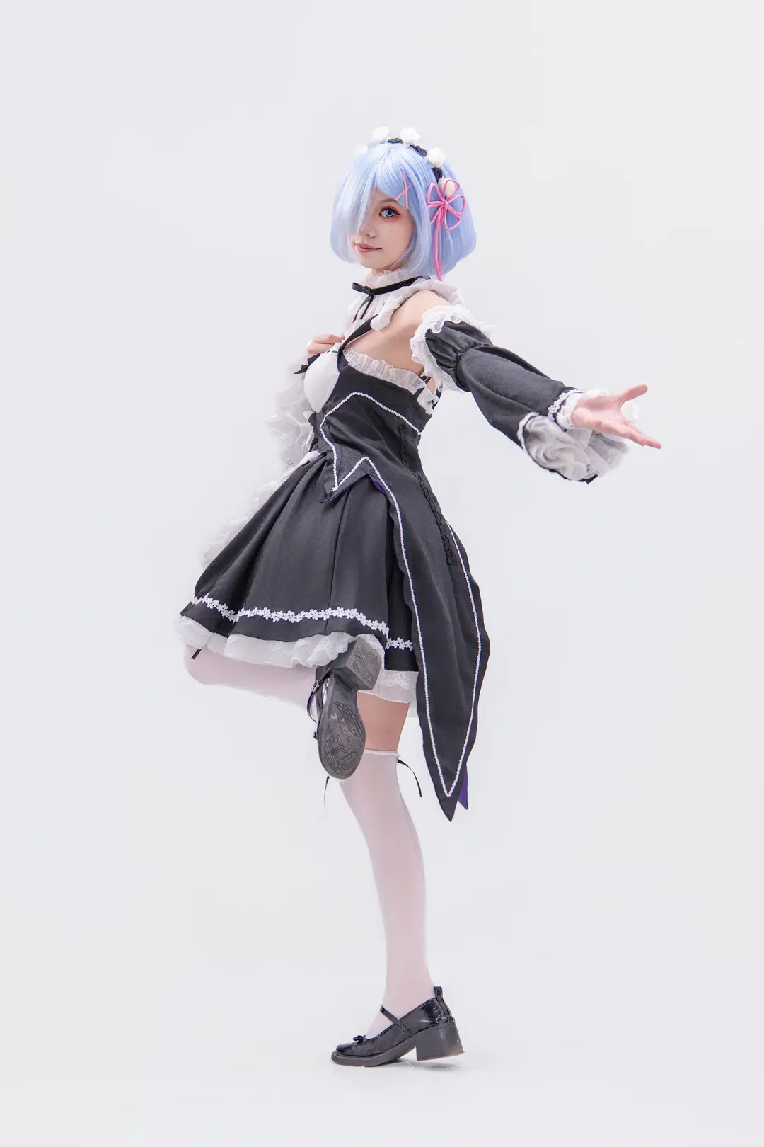 【蕾姆cos】经典黑白女仆装，托盘互动与九宫格动作分享 - 海海📸 - 第10张