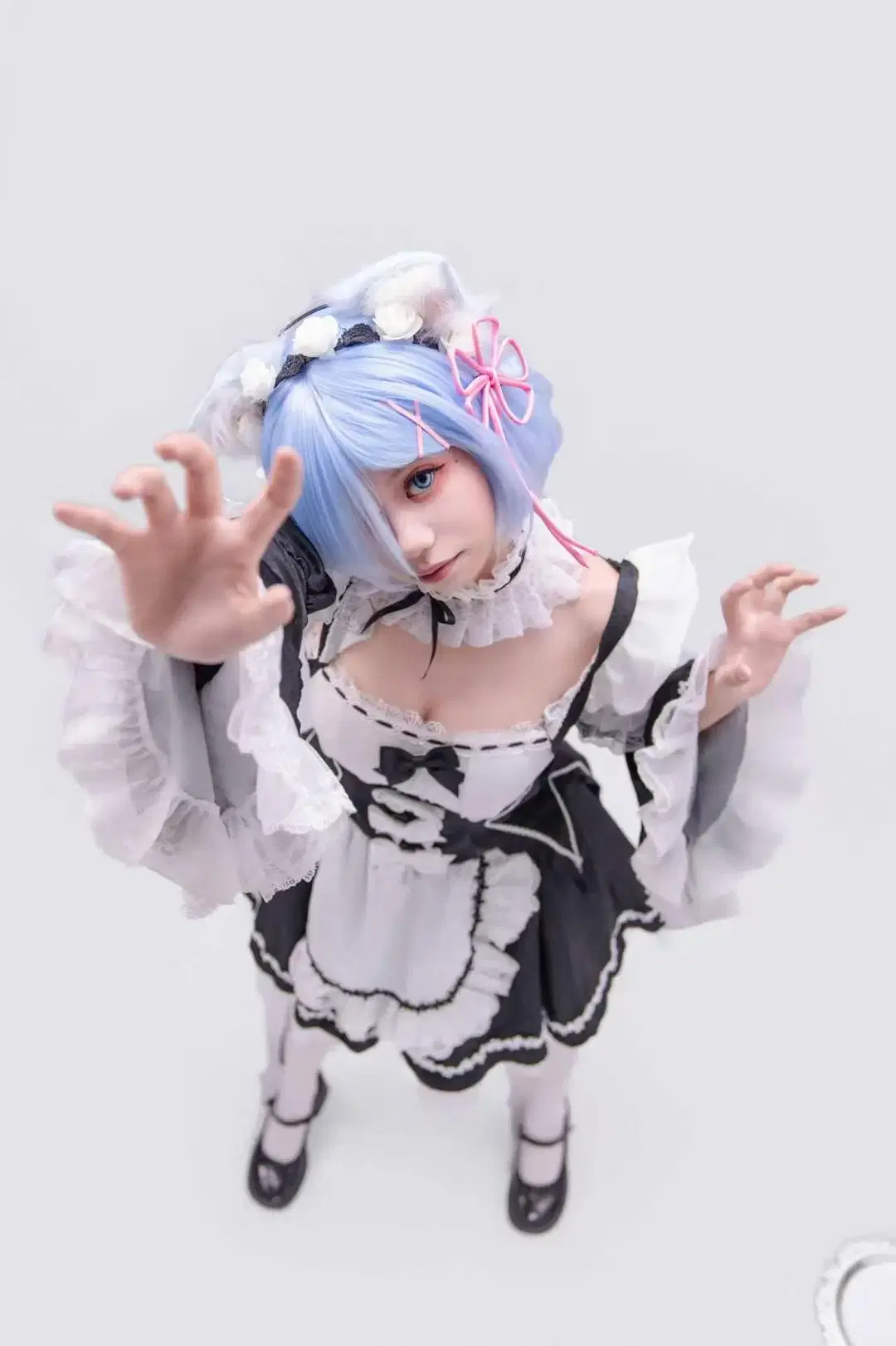 【蕾姆cos】经典黑白女仆装，托盘互动与九宫格动作分享 - 海海📸 - 第2张