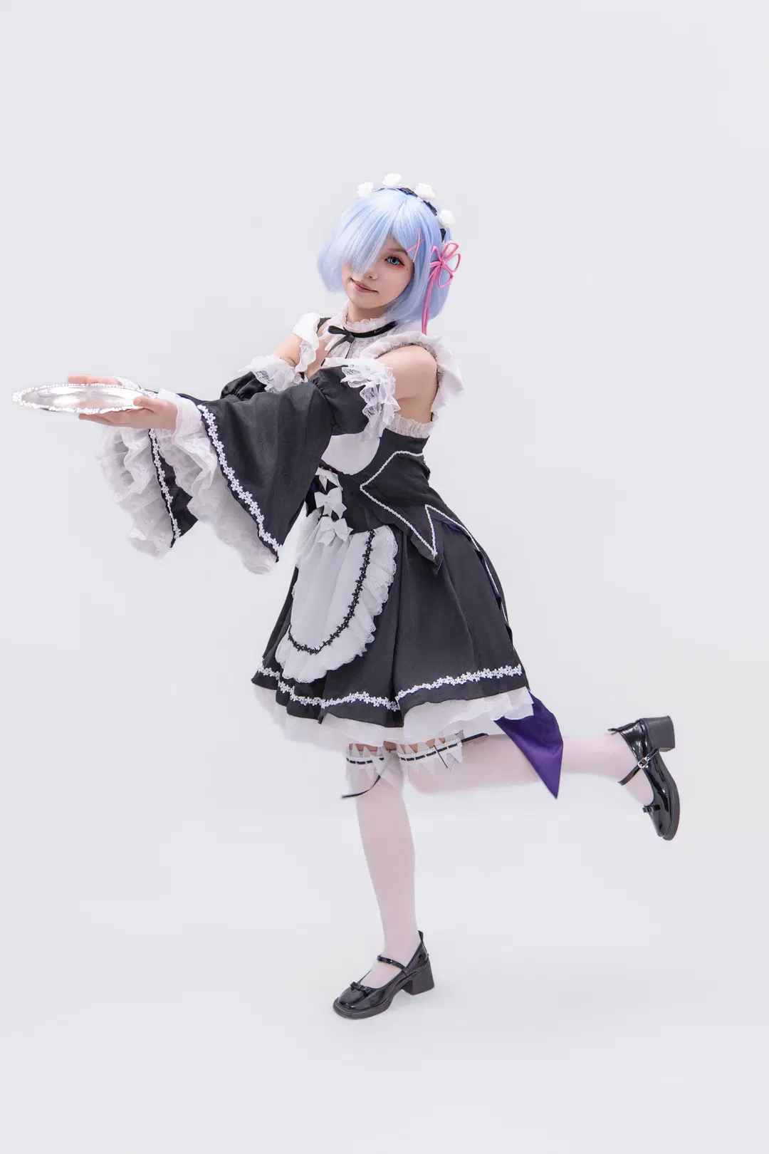 【蕾姆cos】经典黑白女仆装，托盘互动与九宫格动作分享 - 海海📸 - 第3张
