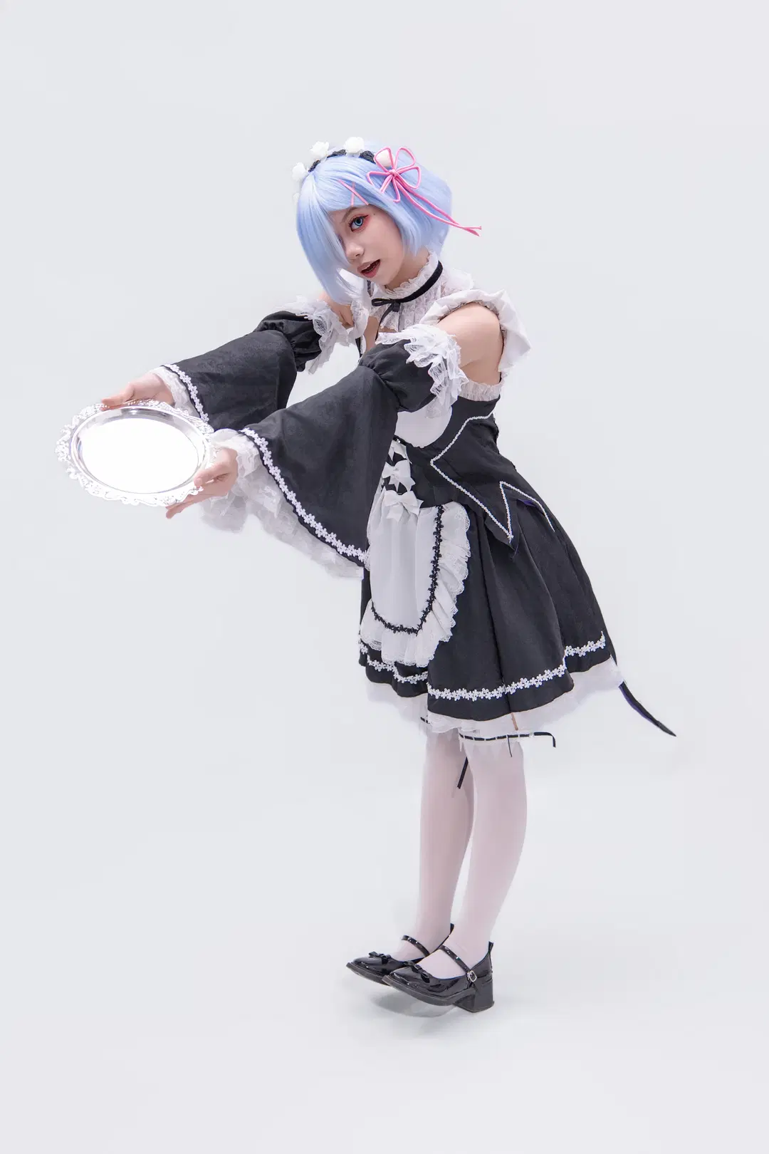 【蕾姆cos】经典黑白女仆装，托盘互动与九宫格动作分享 - 海海📸 - 第4张