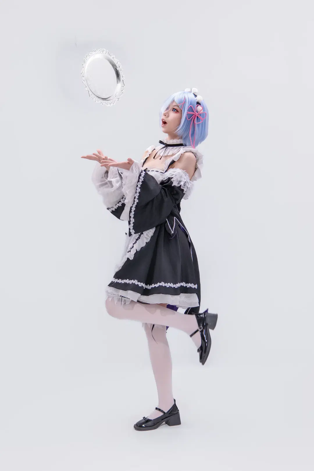 【蕾姆cos】经典黑白女仆装，托盘互动与九宫格动作分享 - 海海📸 - 第5张
