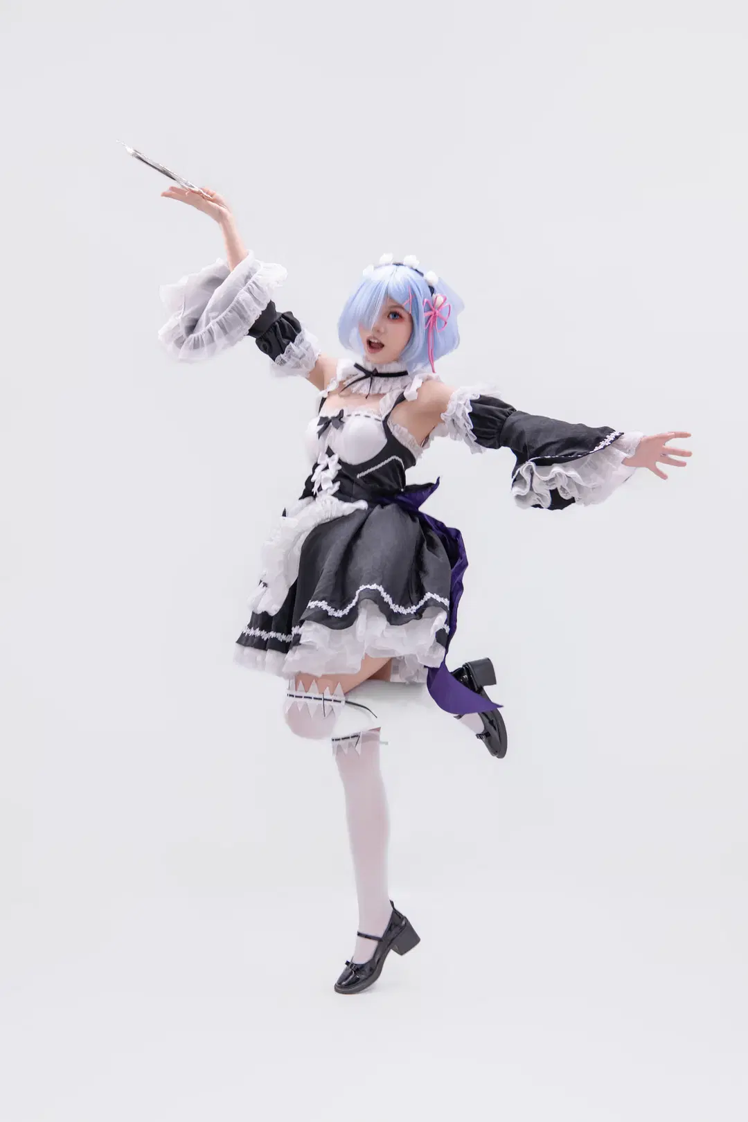 【蕾姆cos】经典黑白女仆装，托盘互动与九宫格动作分享 - 海海📸 - 第6张