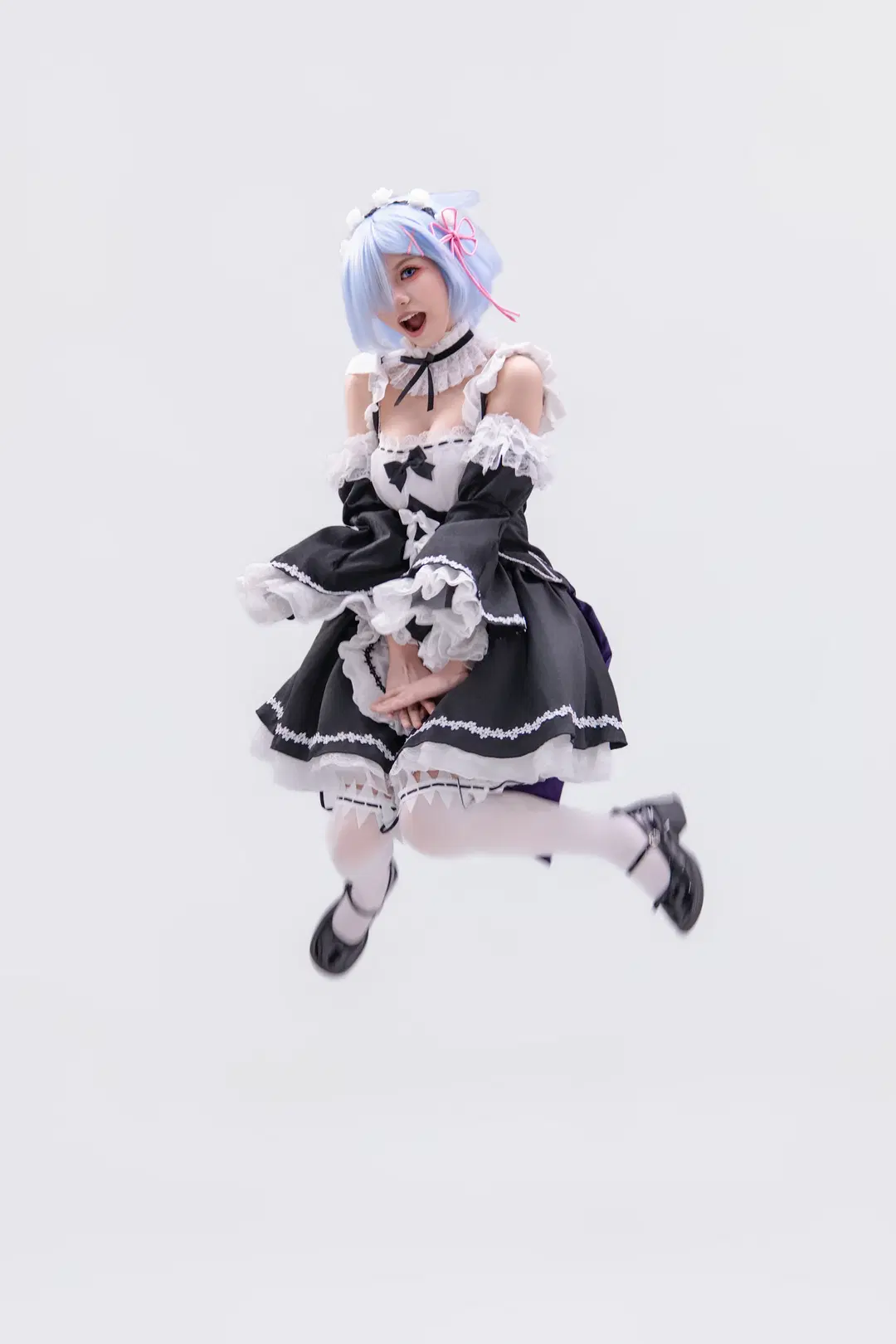 【蕾姆cos】经典黑白女仆装，托盘互动与九宫格动作分享 - 海海📸 - 第8张