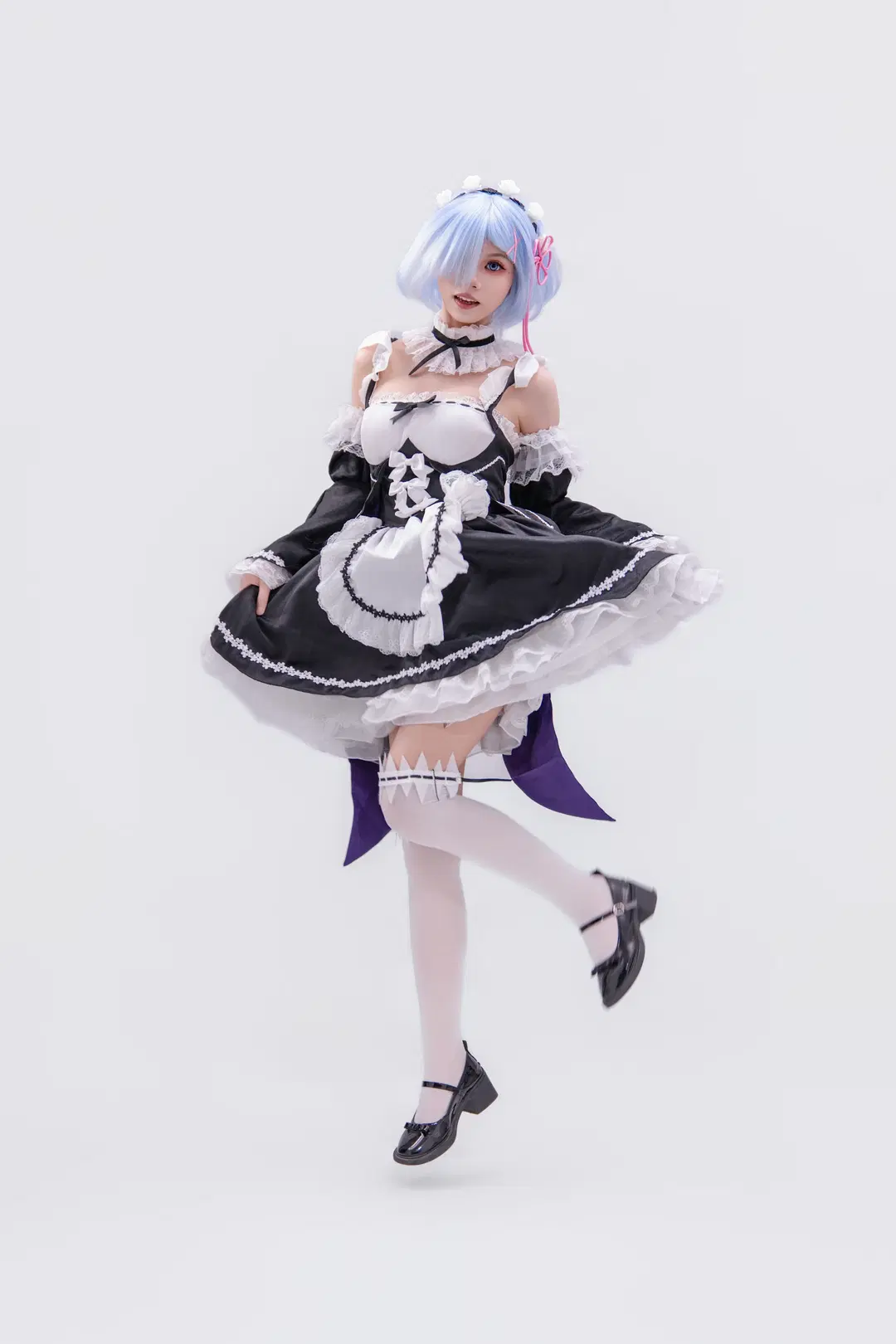 【蕾姆cos】经典黑白女仆装，托盘互动与九宫格动作分享 - 海海📸 - 第9张