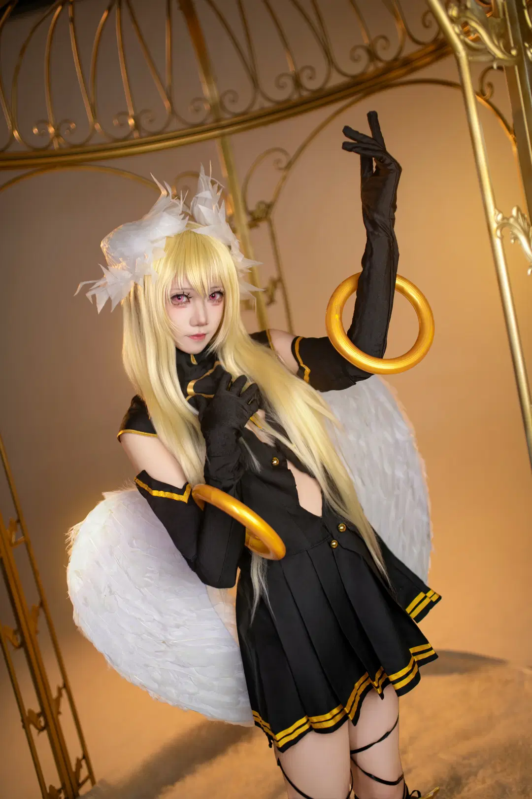 [Mayuri cosplay] Angel of Judgement in Date A Live: A Resurrected Radiance Amidst Golden Light and Shadows by 星游酱 - Image 4