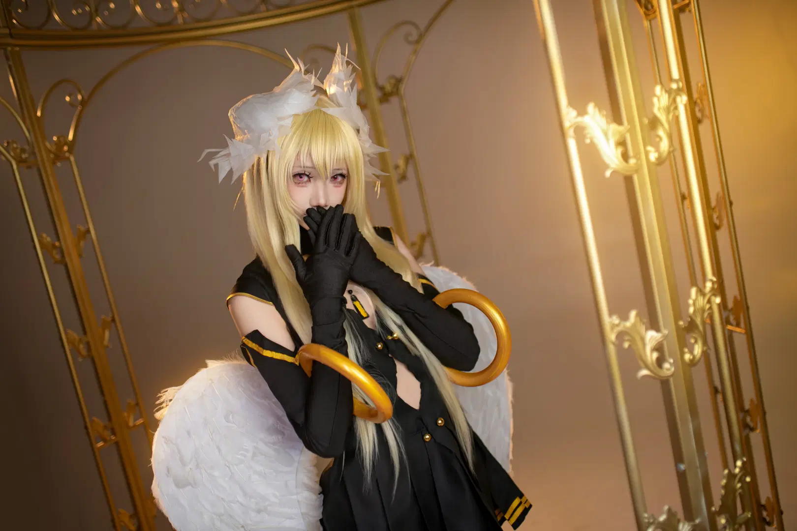 [Mayuri cosplay] Angel of Judgement in Date A Live: A Resurrected Radiance Amidst Golden Light and Shadows by 星游酱 - Image 5