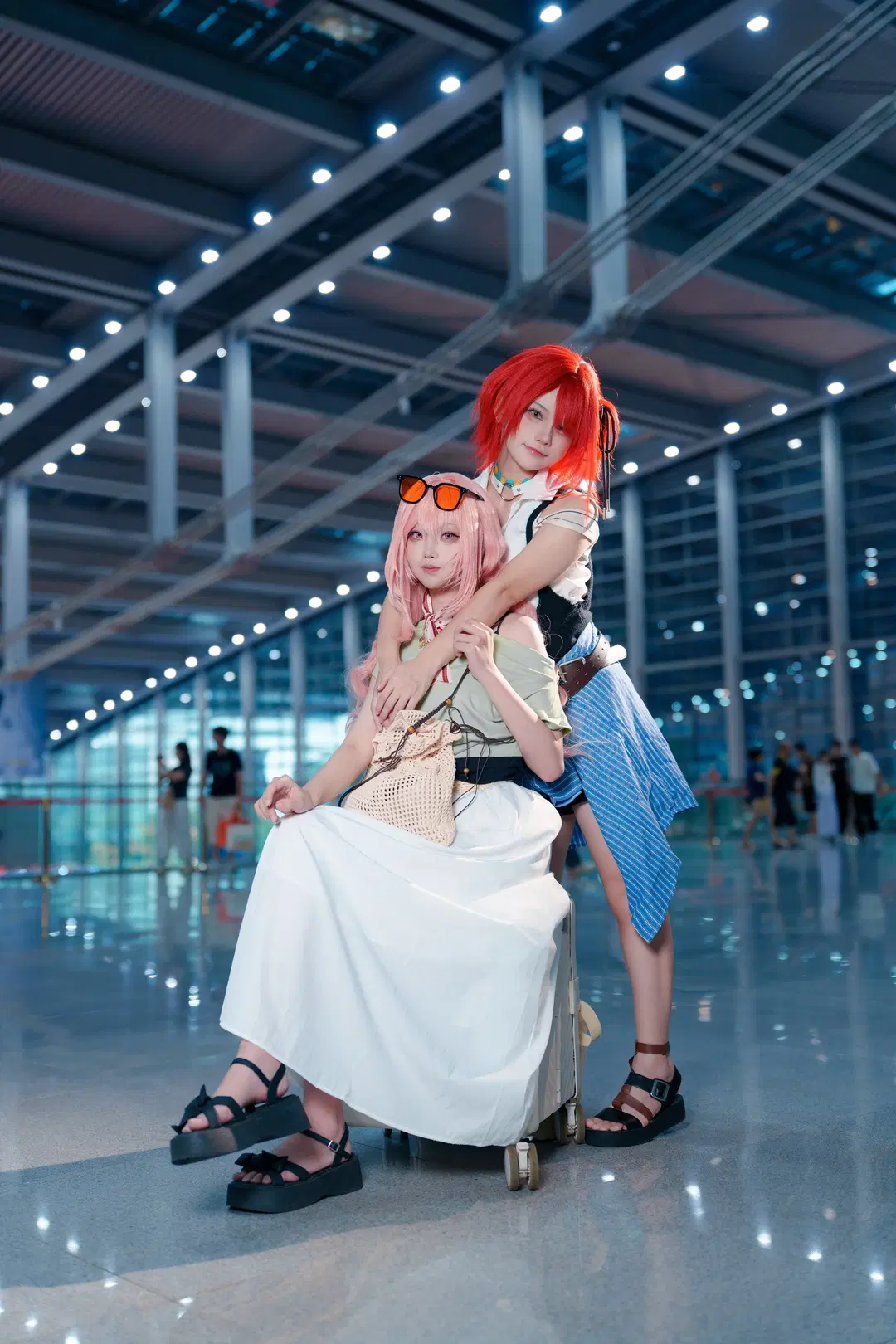 [Lemuen cosplay] Arknights Sisters Duo Convention Photos: The Collision of Light, Shadow, and Luggage by 号吃懒做 - Image 2