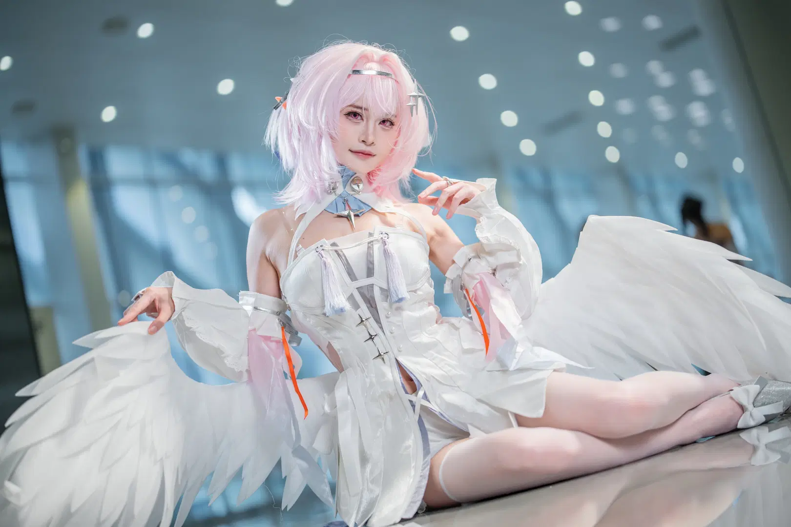 ゼンレスゾーンゼロ, イベント写真, 白ストッキング, レミエール コスプレ, 翼の小道具