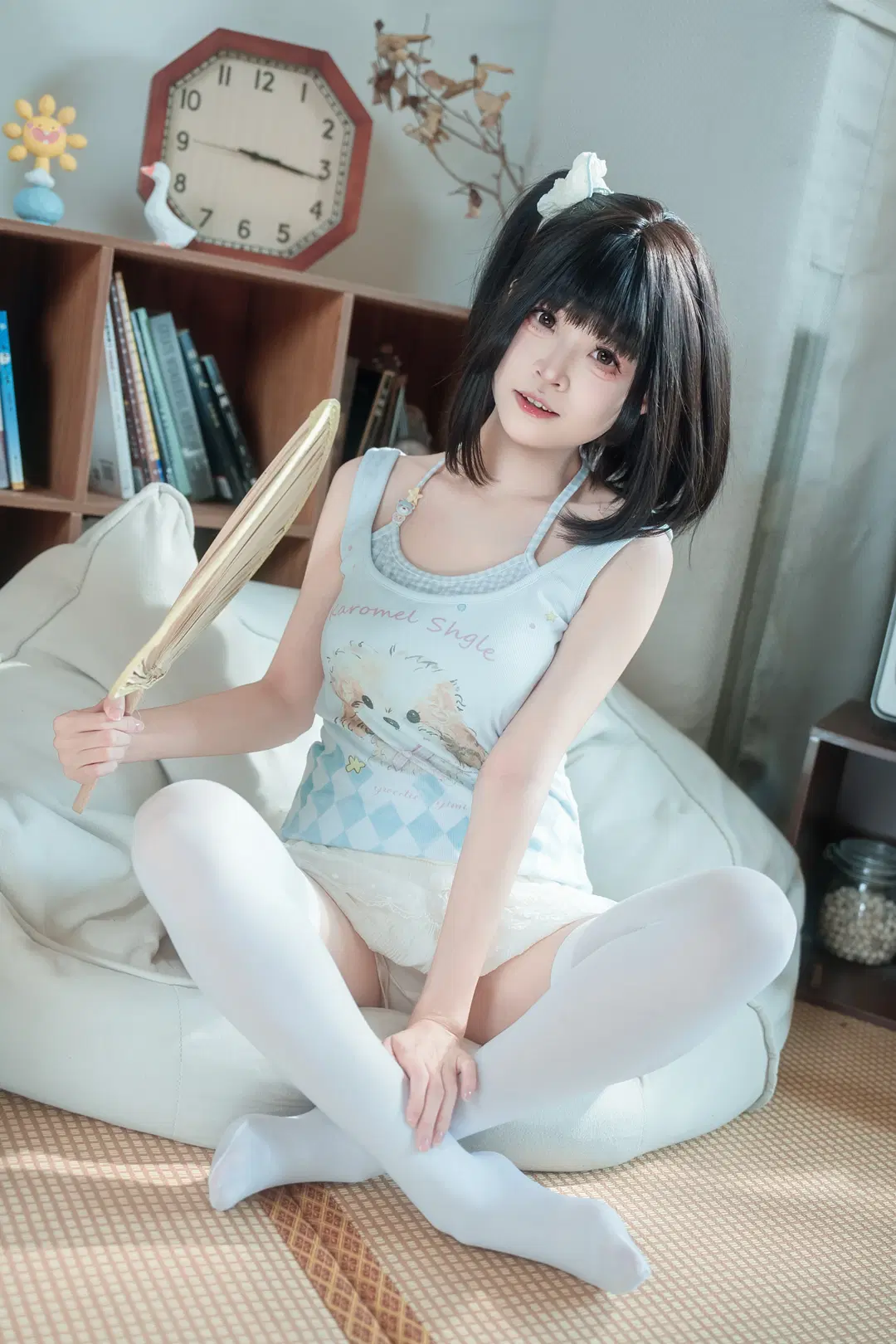 日本風写真が紡ぐおうちの雰囲気：白ニーソコーデと林檎が彩る気だるい夏の日 - Kimi - 2枚目