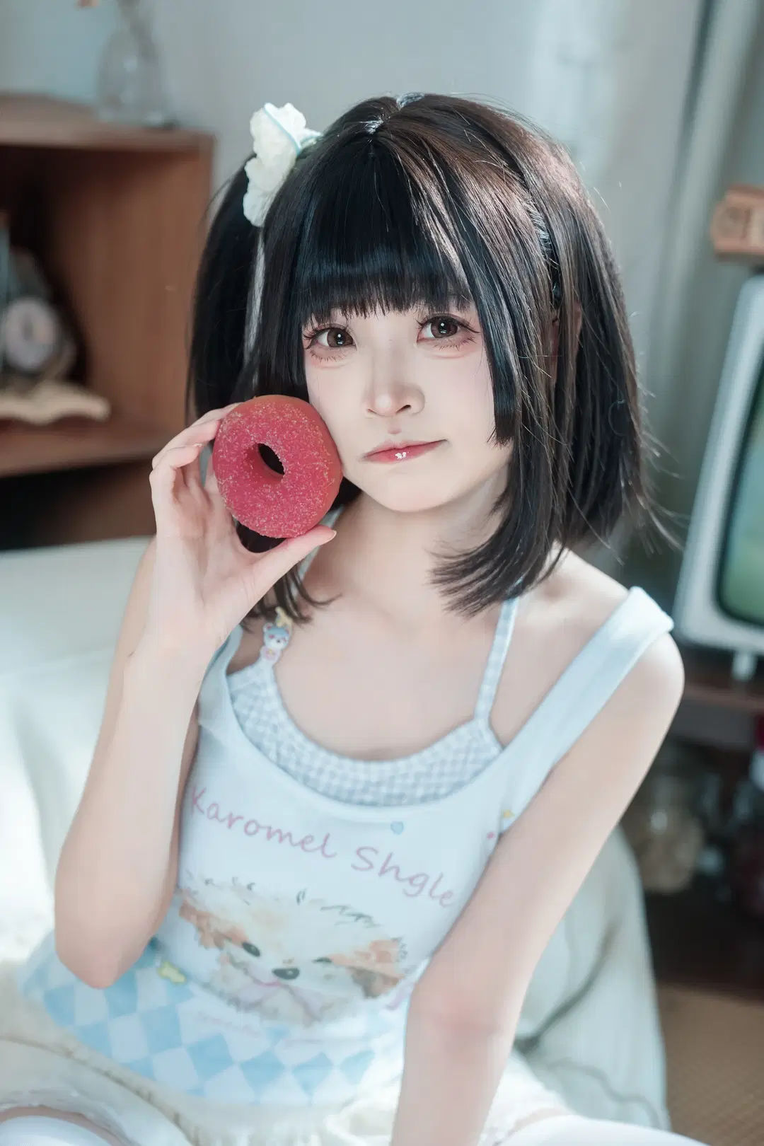 日本風写真が紡ぐおうちの雰囲気：白ニーソコーデと林檎が彩る気だるい夏の日 - Kimi - 4枚目