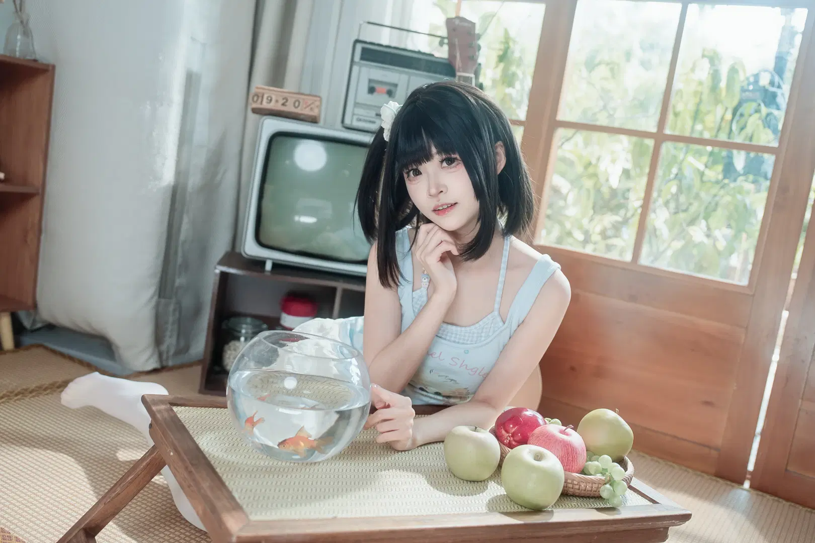 日本風写真が紡ぐおうちの雰囲気：白ニーソコーデと林檎が彩る気だるい夏の日 - Kimi - 5枚目