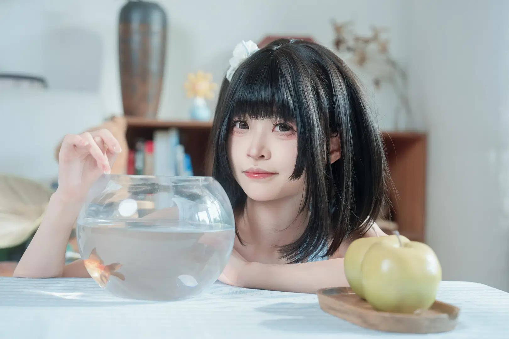 日本風写真が紡ぐおうちの雰囲気：白ニーソコーデと林檎が彩る気だるい夏の日 - Kimi - 6枚目