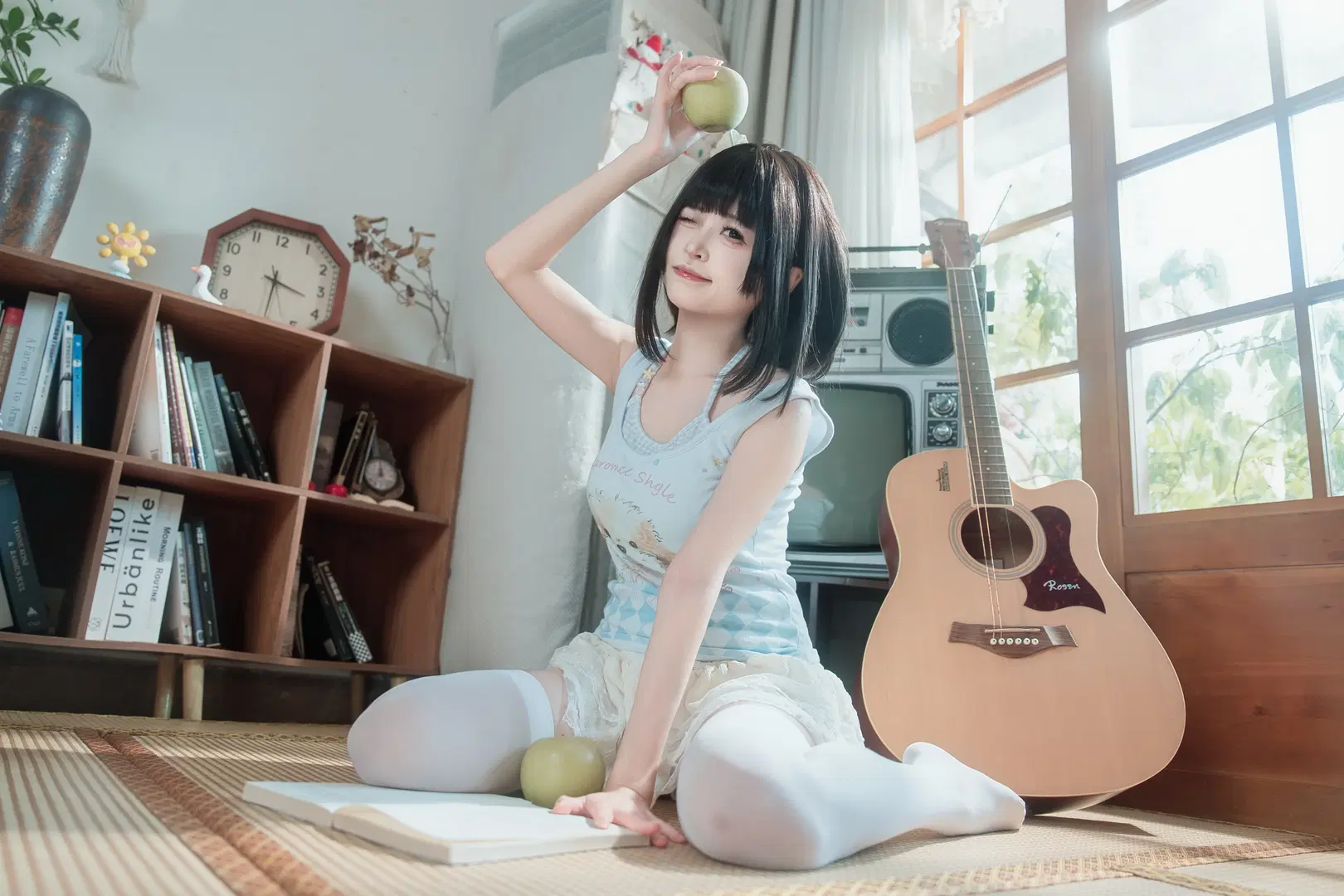 日本風写真が紡ぐおうちの雰囲気：白ニーソコーデと林檎が彩る気だるい夏の日 - Kimi - 9枚目