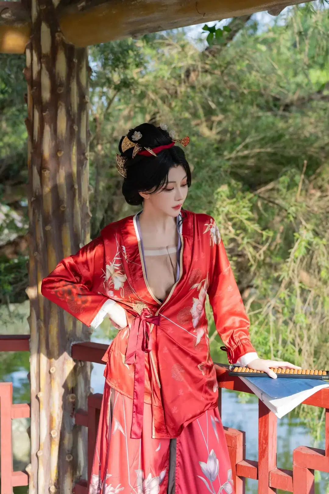 [Han Xiang Xun cosplay] Aunt Han in Where Winds Meet: Reading Leisure Books in the Garden by Genko玄子 - Image 2