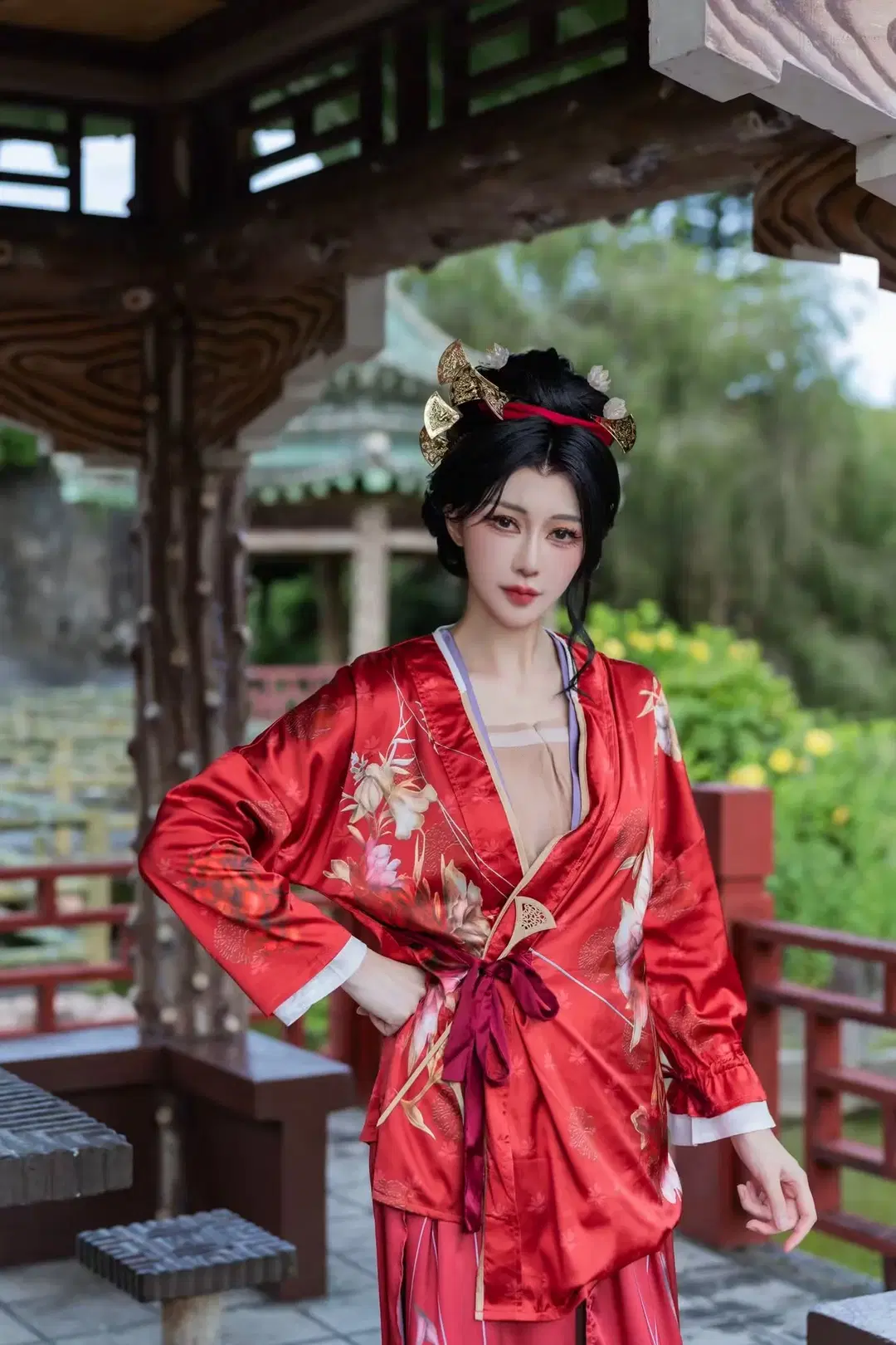 [Han Xiang Xun cosplay] Aunt Han in Where Winds Meet: Reading Leisure Books in the Garden by Genko玄子 - Image 4